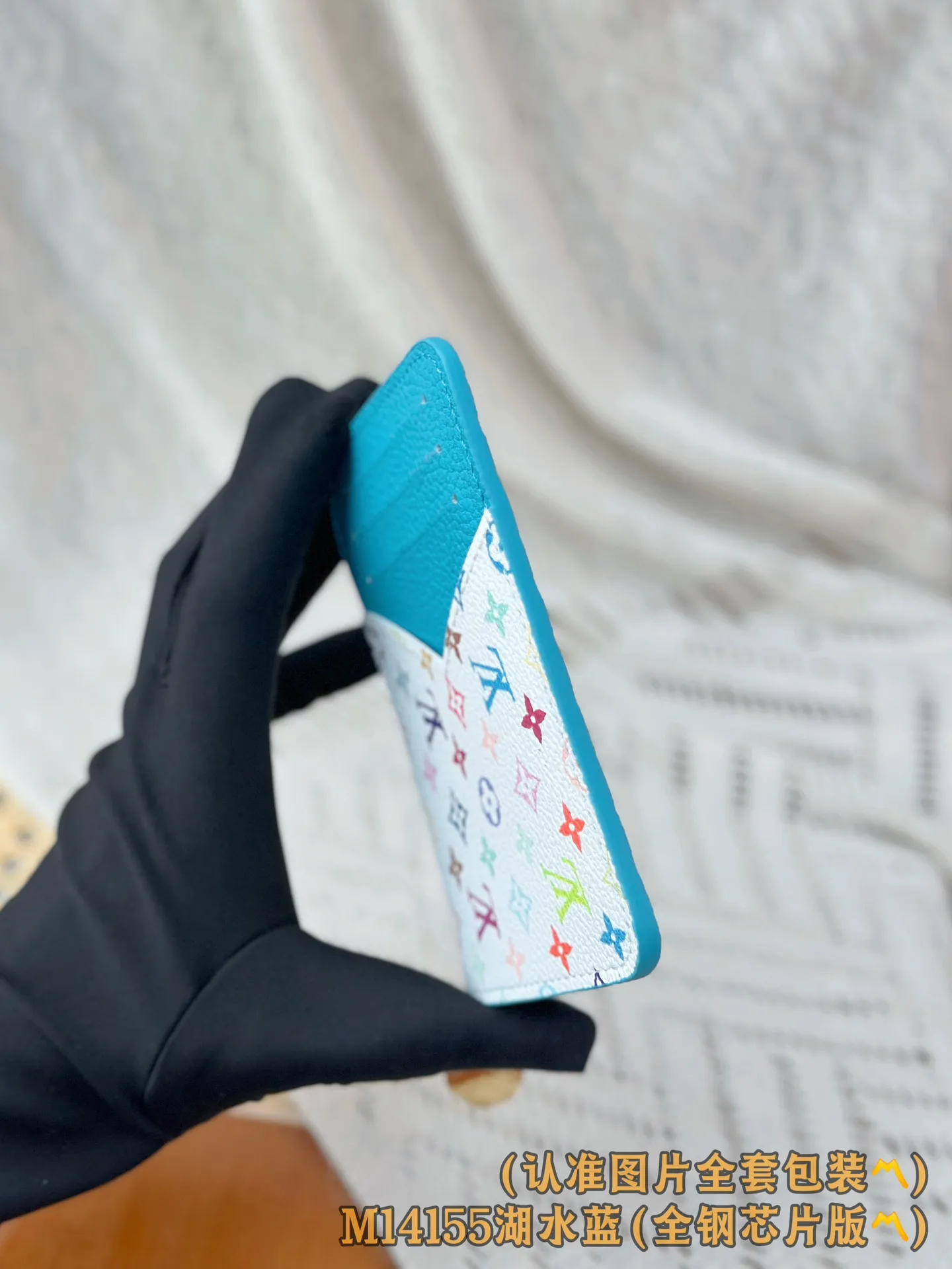 💰600【Genuine Grade】【Special Grade MB High Elastic Fabric】M14155 Lake Blue (〽️A-Grade Full Steel Version〽️) Personalized Customization! Transcoding chip, LV x TM Romy business card holder, this Romy business card holder from the Louis Vuitton x Murakami cross-border collaboration series is functional and full of fun, and is designed in a new color palette of the Japanese artist's famous rainbow color scheme. The business card holder is discreetly embellished with the brand's logo in Monogram Empreinte leather, while the colorful Monogram coated canvas highlights the patch pockets with eye-catching details. The coin compartment of the business card holder is designed with a gold zipper and is decorated with a panda-shaped zipper puller, adding a unique embellishment this season.  12 x 8 x 0.8 cm (length x height x width).