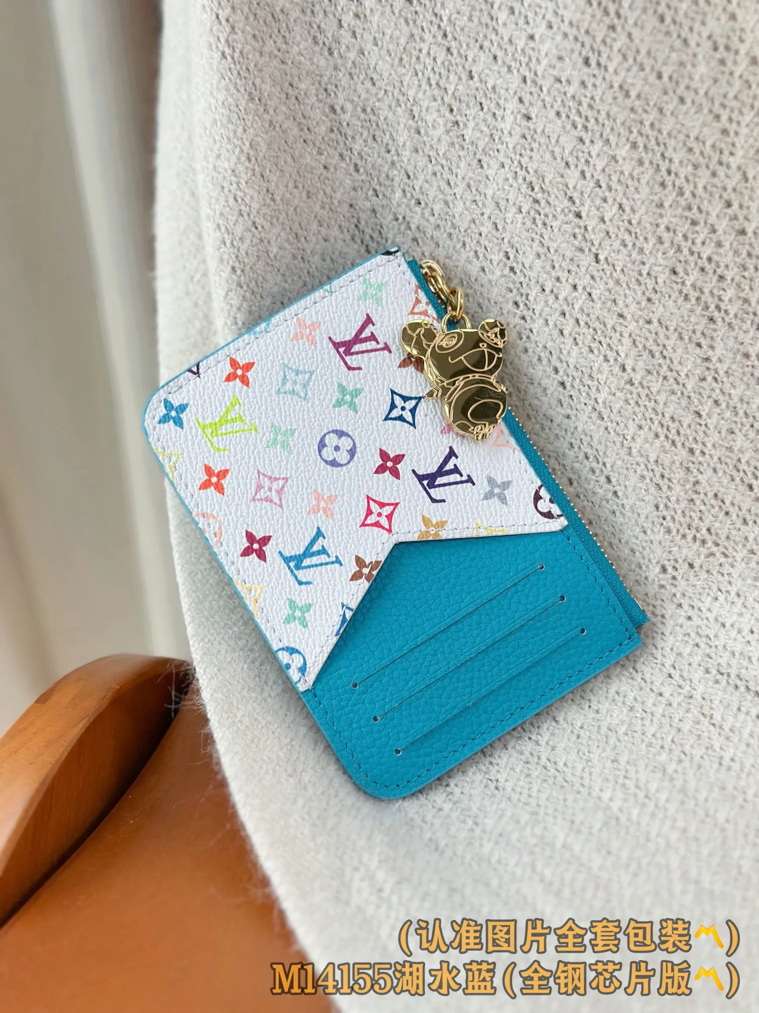 💰600【Genuine Grade】【Special Grade MB High Elastic Fabric】M14155 Lake Blue (〽️A-Grade Full Steel Version〽️) Personalized Customization! Transcoding chip, LV x TM Romy business card holder, this Romy business card holder from the Louis Vuitton x Murakami cross-border collaboration series is functional and full of fun, and is designed in a new color palette of the Japanese artist's famous rainbow color scheme. The business card holder is discreetly embellished with the brand's logo in Monogram Empreinte leather, while the colorful Monogram coated canvas highlights the patch pockets with eye-catching details. The coin compartment of the business card holder is designed with a gold zipper and is decorated with a panda-shaped zipper puller, adding a unique embellishment this season.  12 x 8 x 0.8 cm (length x height x width).