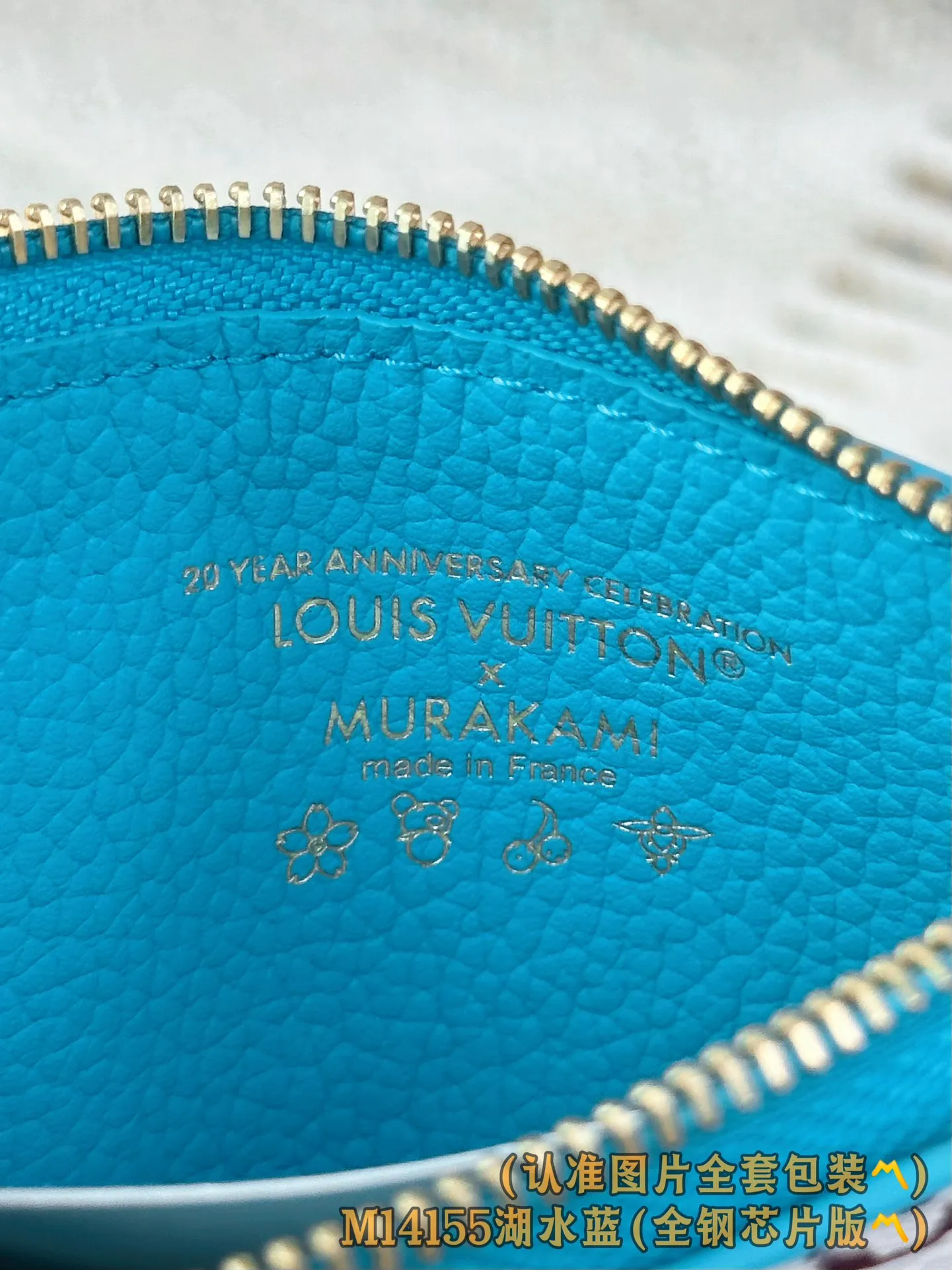 💰600【Genuine Grade】【Special Grade MB High Elastic Fabric】M14155 Lake Blue (〽️A-Grade Full Steel Version〽️) Personalized Customization! Transcoding chip, LV x TM Romy business card holder, this Romy business card holder from the Louis Vuitton x Murakami cross-border collaboration series is functional and full of fun, and is designed in a new color palette of the Japanese artist's famous rainbow color scheme. The business card holder is discreetly embellished with the brand's logo in Monogram Empreinte leather, while the colorful Monogram coated canvas highlights the patch pockets with eye-catching details. The coin compartment of the business card holder is designed with a gold zipper and is decorated with a panda-shaped zipper puller, adding a unique embellishment this season.  12 x 8 x 0.8 cm (length x height x width).