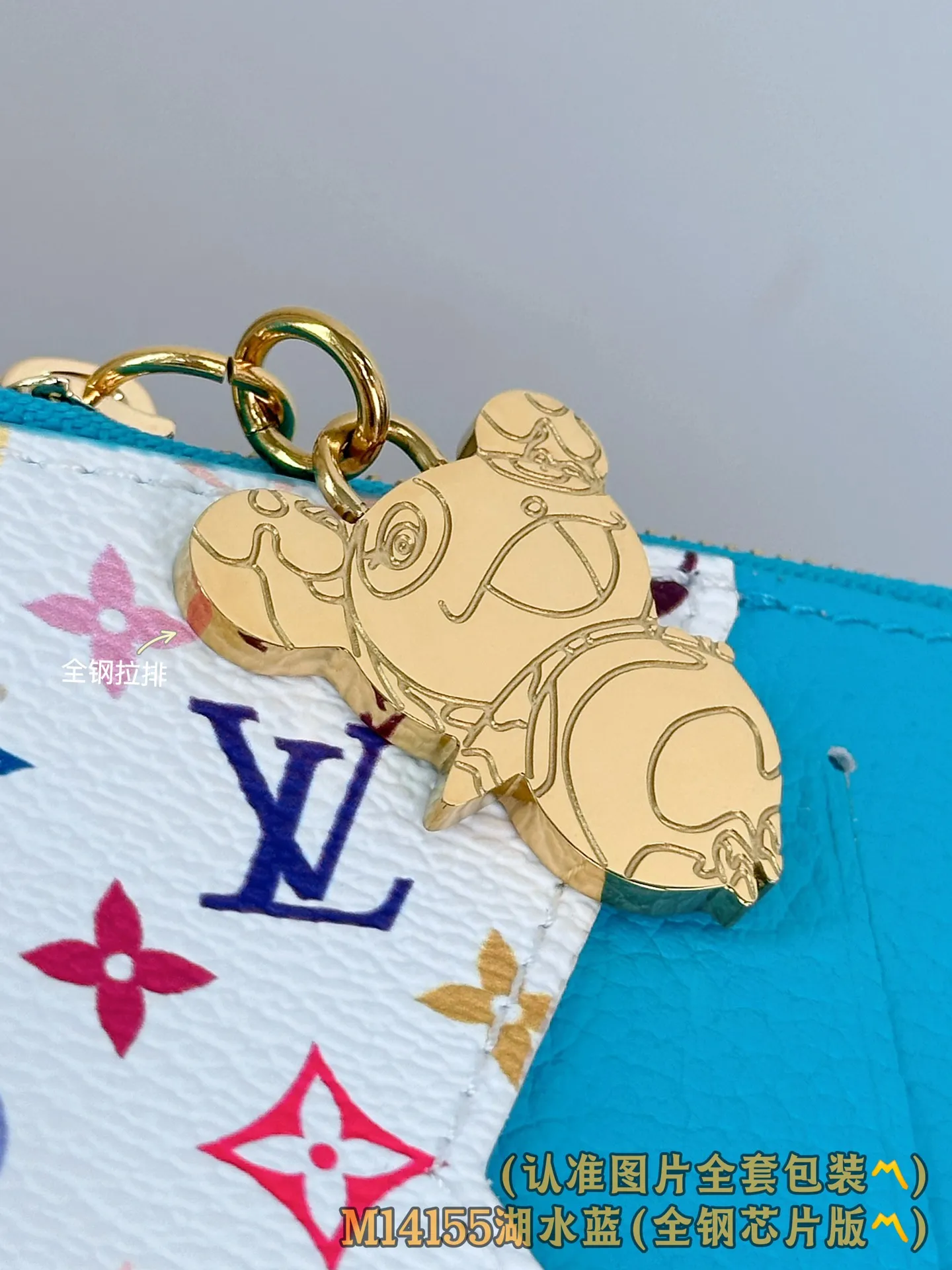 💰600【Genuine Grade】【Special Grade MB High Elastic Fabric】M14155 Lake Blue (〽️A-Grade Full Steel Version〽️) Personalized Customization! Transcoding chip, LV x TM Romy business card holder, this Romy business card holder from the Louis Vuitton x Murakami cross-border collaboration series is functional and full of fun, and is designed in a new color palette of the Japanese artist's famous rainbow color scheme. The business card holder is discreetly embellished with the brand's logo in Monogram Empreinte leather, while the colorful Monogram coated canvas highlights the patch pockets with eye-catching details. The coin compartment of the business card holder is designed with a gold zipper and is decorated with a panda-shaped zipper puller, adding a unique embellishment this season.  12 x 8 x 0.8 cm (length x height x width).