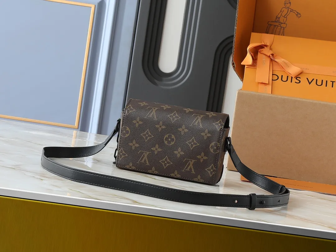 💰240💰Upgraded from the original M81746 M82917 M82916 M82918 M83613 M40674 This Steamer mini handbag is made of bright Taurillon leather and tells the inspiration of the brand's traditional Steamer hard case. A signature pin and chain add a classic touch, while an interior zip pocket and magnetic closure ensure secure storage. Dimensions: 18.0 x 11.0 x 6.5 cm (length x height x width)