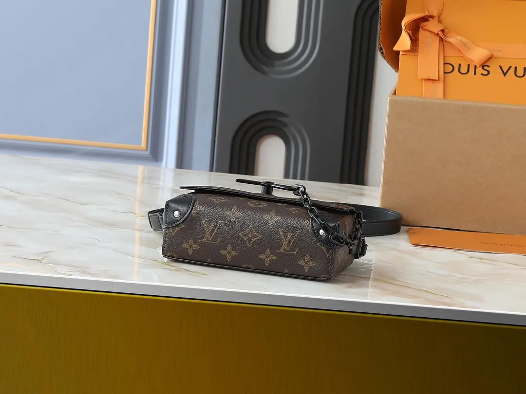 💰240💰Upgraded from the original M81746 M82917 M82916 M82918 M83613 M40674 This Steamer mini handbag is made of bright Taurillon leather and tells the inspiration of the brand's traditional Steamer hard case. A signature pin and chain add a classic touch, while an interior zip pocket and magnetic closure ensure secure storage. Dimensions: 18.0 x 11.0 x 6.5 cm (length x height x width)