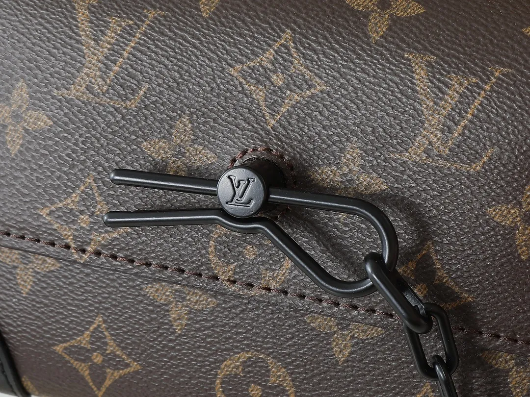 💰240💰Upgraded from the original M81746 M82917 M82916 M82918 M83613 M40674 This Steamer mini handbag is made of bright Taurillon leather and tells the inspiration of the brand's traditional Steamer hard case. A signature pin and chain add a classic touch, while an interior zip pocket and magnetic closure ensure secure storage. Dimensions: 18.0 x 11.0 x 6.5 cm (length x height x width)