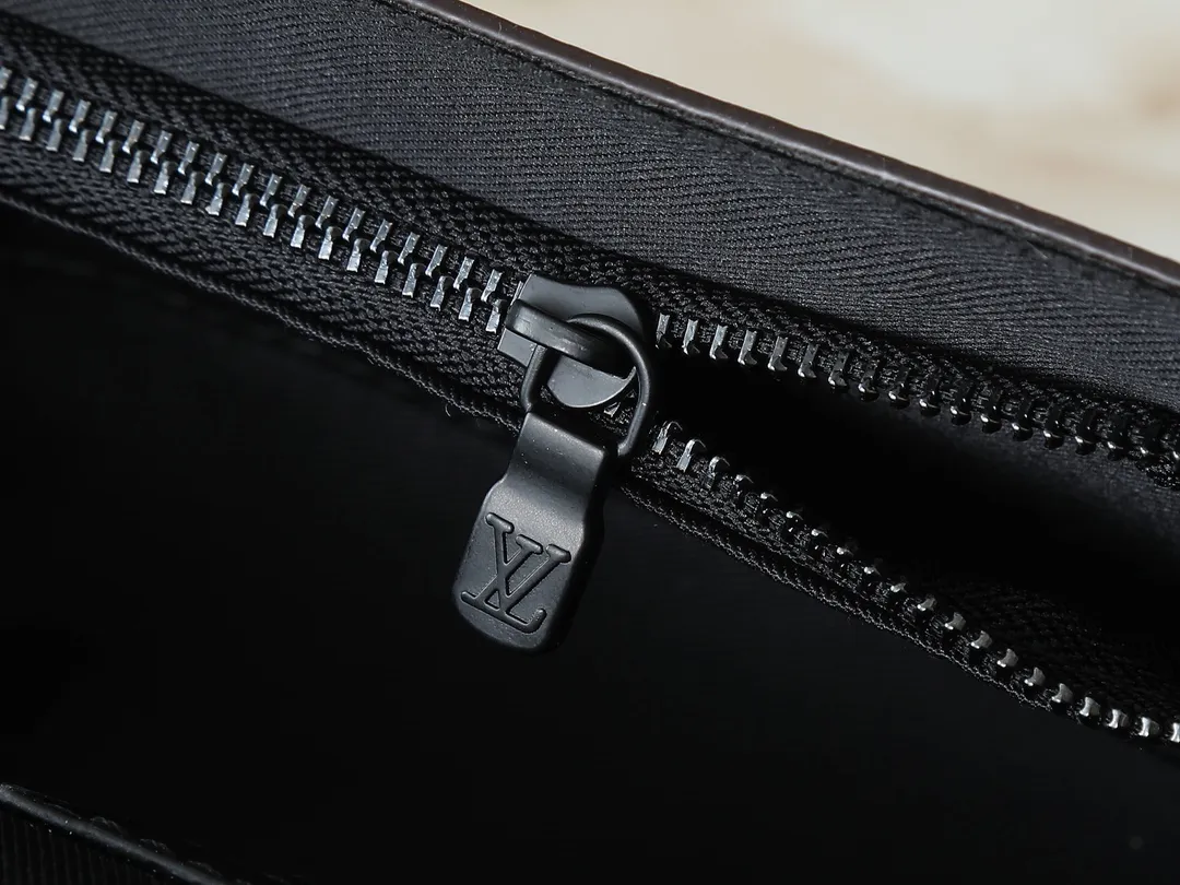 💰240💰Upgraded from the original M81746 M82917 M82916 M82918 M83613 M40674 This Steamer mini handbag is made of bright Taurillon leather and tells the inspiration of the brand's traditional Steamer hard case. A signature pin and chain add a classic touch, while an interior zip pocket and magnetic closure ensure secure storage. Dimensions: 18.0 x 11.0 x 6.5 cm (length x height x width)