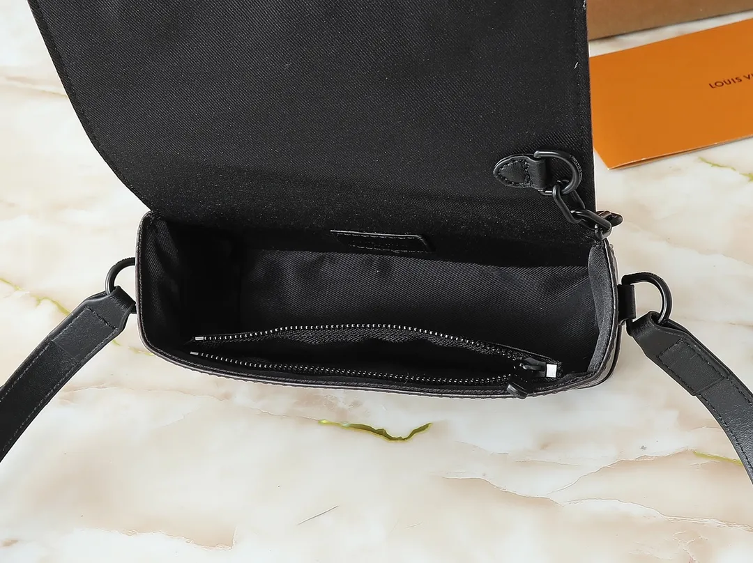 💰240💰Upgraded from the original M81746 M82917 M82916 M82918 M83613 M40674 This Steamer mini handbag is made of bright Taurillon leather and tells the inspiration of the brand's traditional Steamer hard case. A signature pin and chain add a classic touch, while an interior zip pocket and magnetic closure ensure secure storage. Dimensions: 18.0 x 11.0 x 6.5 cm (length x height x width)