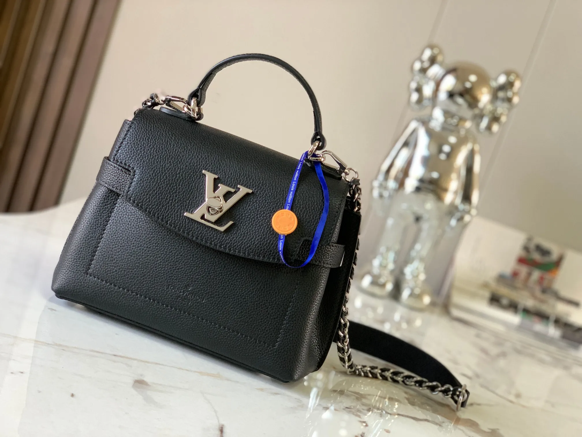 P1440 [Original leather 💋M20997 black] This season, the small and exquisite Lockme Ever handbag is dyed in fashionable new colors of grained cow leather. Exquisite lines and the iconic LV padlock convey a trendy style. The elegant woven chain strap allows you to choose between cross-body or shoulder carry, and the top handle makes holding it more gentle. It is a perfect choice for carrying around day and night.   Detailed features 23 x 17x10 cm (length x height x width)