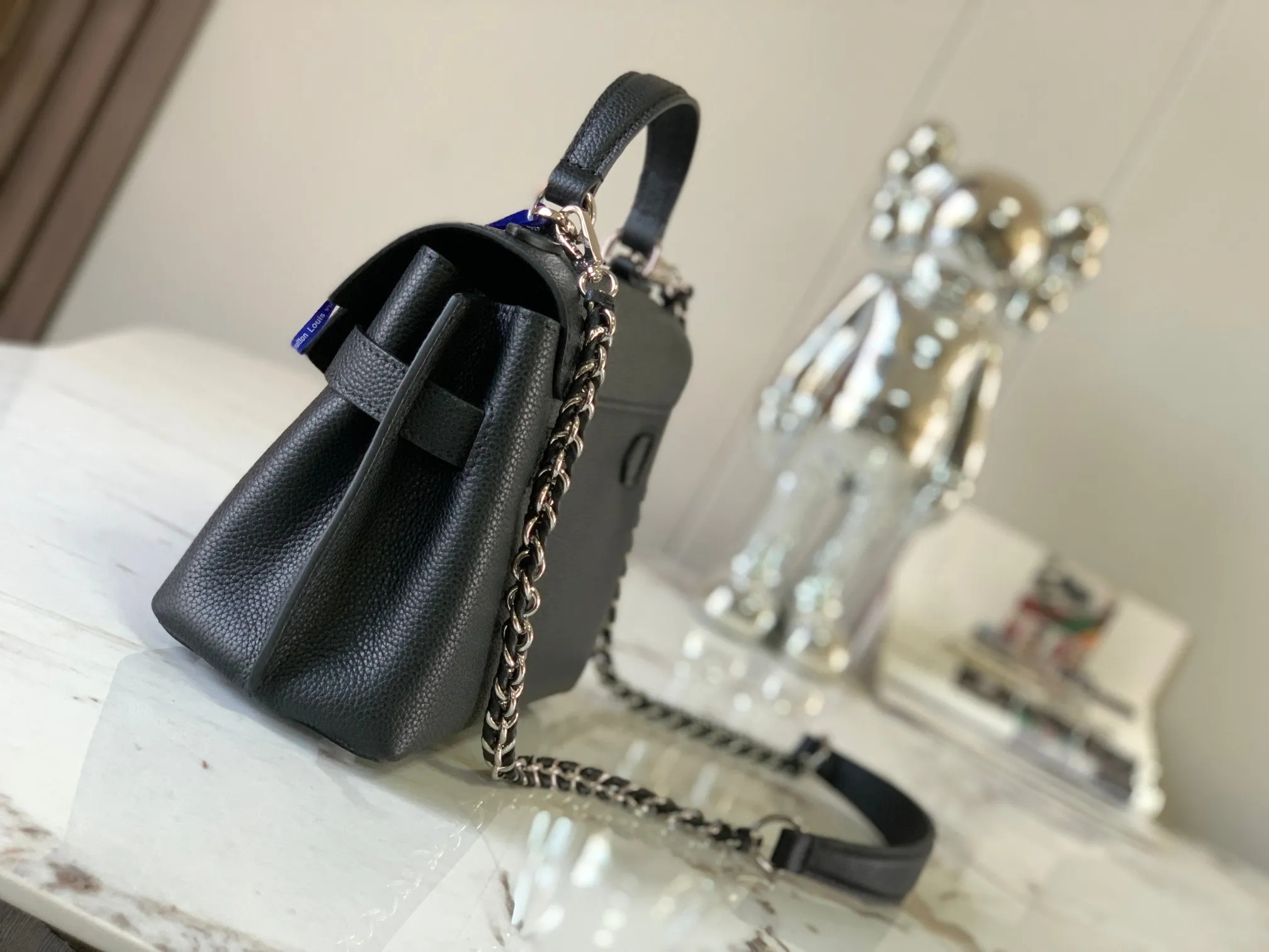 P1440 [Original leather 💋M20997 black] This season, the small and exquisite Lockme Ever handbag is dyed in fashionable new colors of grained cow leather. Exquisite lines and the iconic LV padlock convey a trendy style. The elegant woven chain strap allows you to choose between cross-body or shoulder carry, and the top handle makes holding it more gentle. It is a perfect choice for carrying around day and night.   Detailed features 23 x 17x10 cm (length x height x width)