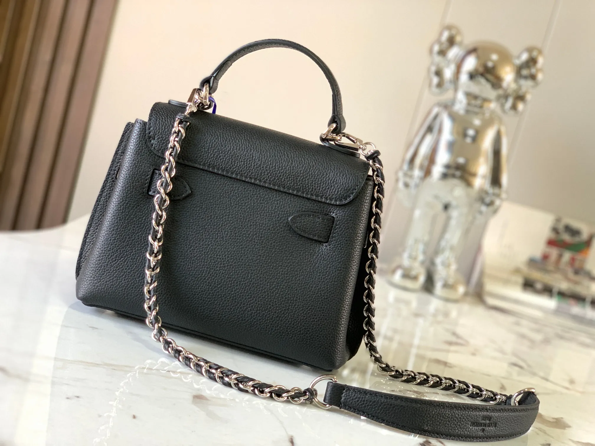 P1440 [Original leather 💋M20997 black] This season, the small and exquisite Lockme Ever handbag is dyed in fashionable new colors of grained cow leather. Exquisite lines and the iconic LV padlock convey a trendy style. The elegant woven chain strap allows you to choose between cross-body or shoulder carry, and the top handle makes holding it more gentle. It is a perfect choice for carrying around day and night.   Detailed features 23 x 17x10 cm (length x height x width)