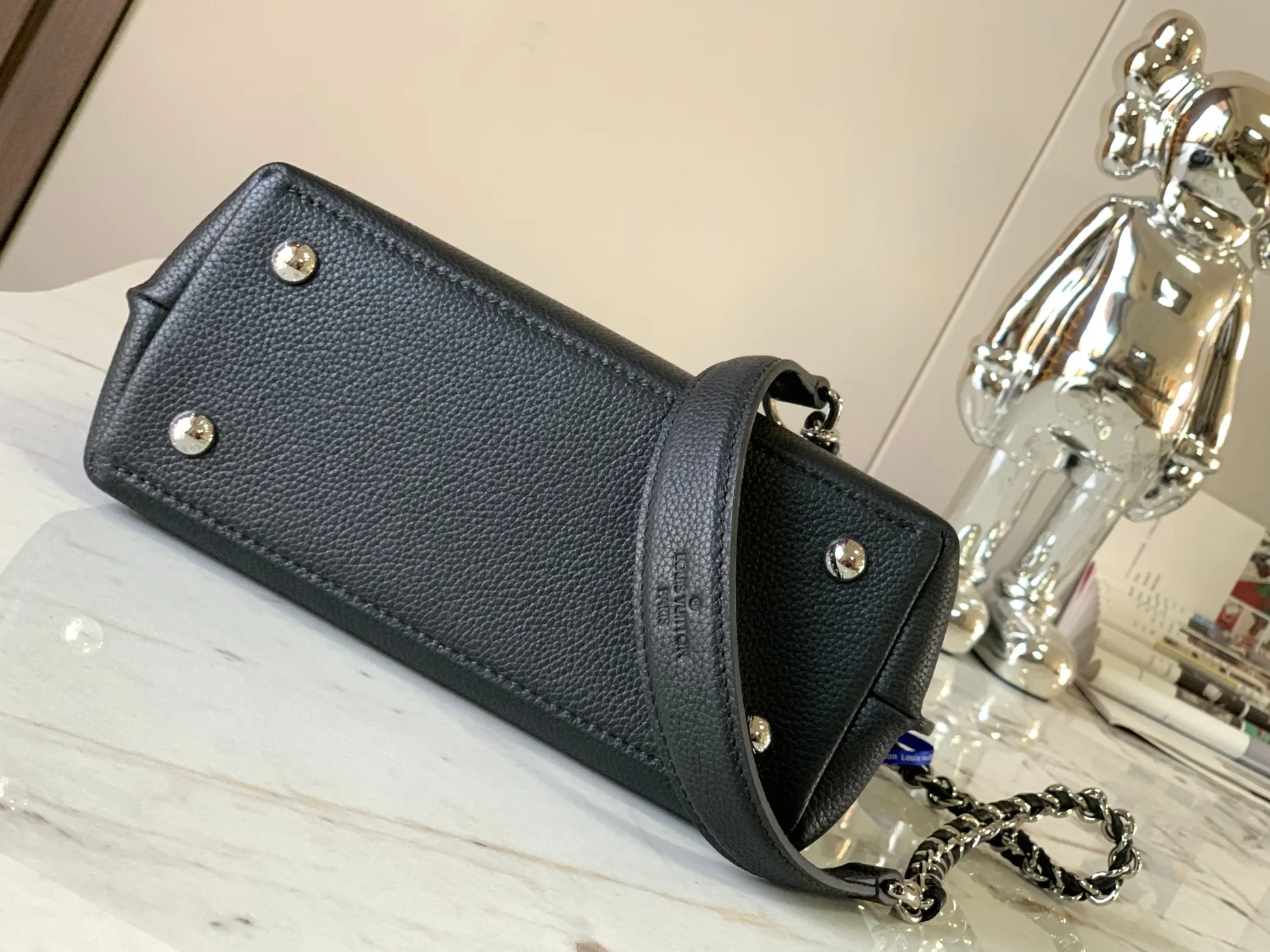 P1440 [Original leather 💋M20997 black] This season, the small and exquisite Lockme Ever handbag is dyed in fashionable new colors of grained cow leather. Exquisite lines and the iconic LV padlock convey a trendy style. The elegant woven chain strap allows you to choose between cross-body or shoulder carry, and the top handle makes holding it more gentle. It is a perfect choice for carrying around day and night.   Detailed features 23 x 17x10 cm (length x height x width)