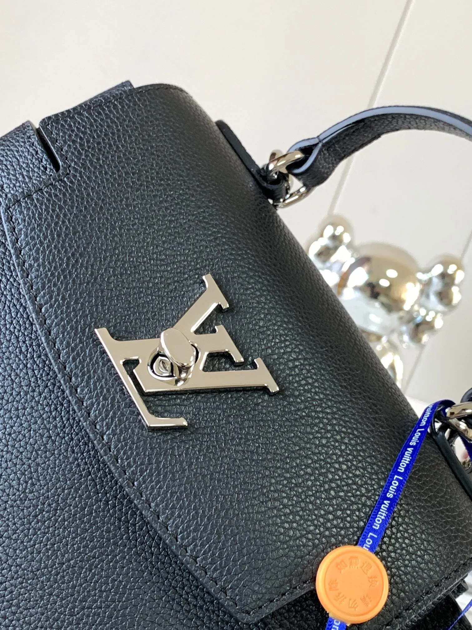 P1440 [Original leather 💋M20997 black] This season, the small and exquisite Lockme Ever handbag is dyed in fashionable new colors of grained cow leather. Exquisite lines and the iconic LV padlock convey a trendy style. The elegant woven chain strap allows you to choose between cross-body or shoulder carry, and the top handle makes holding it more gentle. It is a perfect choice for carrying around day and night.   Detailed features 23 x 17x10 cm (length x height x width)