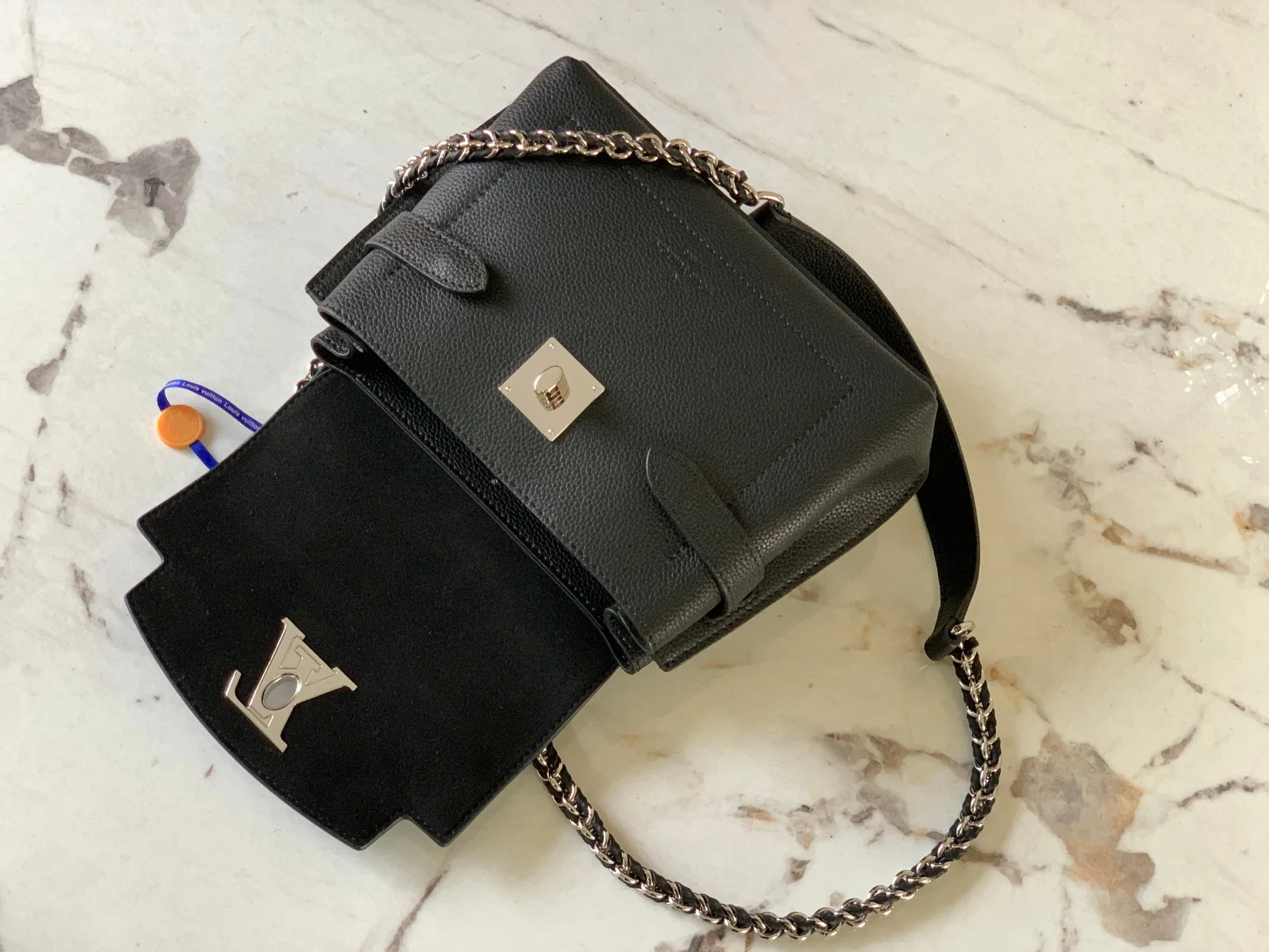 P1440 [Original leather 💋M20997 black] This season, the small and exquisite Lockme Ever handbag is dyed in fashionable new colors of grained cow leather. Exquisite lines and the iconic LV padlock convey a trendy style. The elegant woven chain strap allows you to choose between cross-body or shoulder carry, and the top handle makes holding it more gentle. It is a perfect choice for carrying around day and night.   Detailed features 23 x 17x10 cm (length x height x width)