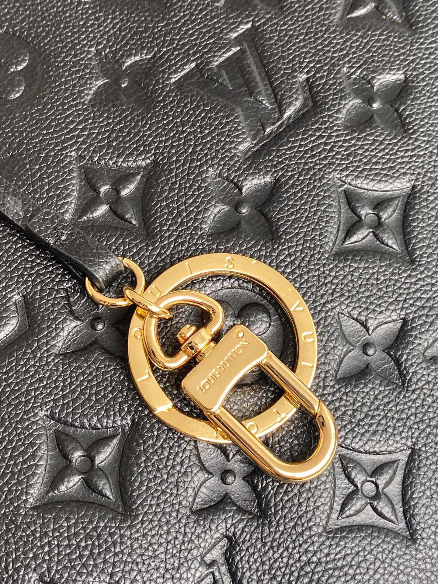 💰1140 (top-grain leather) top original order M43237 blue M41066 black medium-sized portable shopping bag Spacious, exquisite and fashionable, this medium-sized Artsy handbag is a classic. Made of luxurious Monogram Empreinte embossed leather, the beautiful handle and gorgeous golden brass hardware add to the high-end quality. Size: 42*18*30 cm