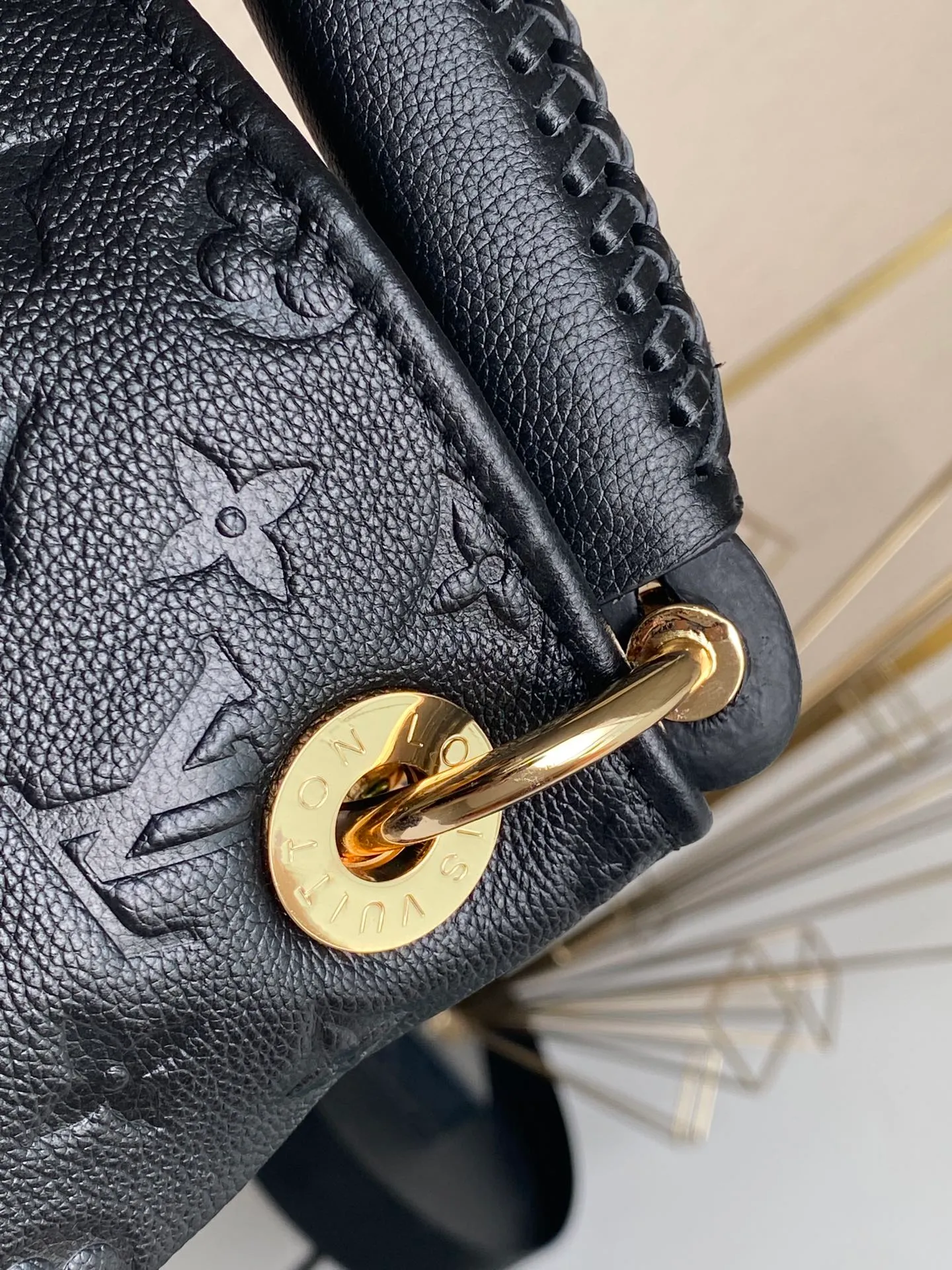 💰1140 (top-grain leather) top original order M43237 blue M41066 black medium-sized portable shopping bag Spacious, exquisite and fashionable, this medium-sized Artsy handbag is a classic. Made of luxurious Monogram Empreinte embossed leather, the beautiful handle and gorgeous golden brass hardware add to the high-end quality. Size: 42*18*30 cm