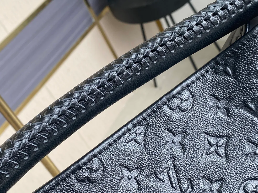 💰1140 (top-grain leather) top original order M43237 blue M41066 black medium-sized portable shopping bag Spacious, exquisite and fashionable, this medium-sized Artsy handbag is a classic. Made of luxurious Monogram Empreinte embossed leather, the beautiful handle and gorgeous golden brass hardware add to the high-end quality. Size: 42*18*30 cm
