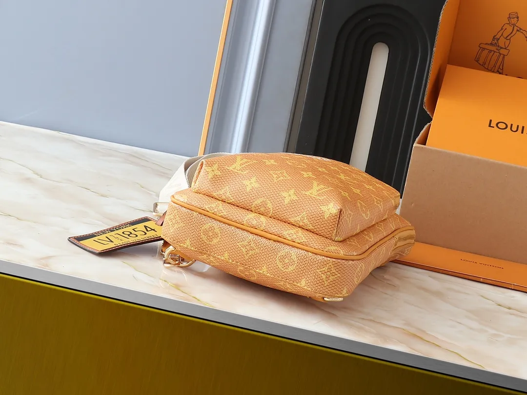 💰240💰Upgraded from the original M12869. This AVENUE shoulder bag. The Avenue shoulder bag made of Damier Graphite canvas is the perfect companion for urban life: small and fashionable, showing a casual and uninhibited attitude. "Smart" shoulder strap design, suitable for carrying on the left or right shoulder. Styling design to improve carrying comfort; double zipper opening and closing design to ensure safe placement of valuables Dimensions 20 x 31 x 10cm