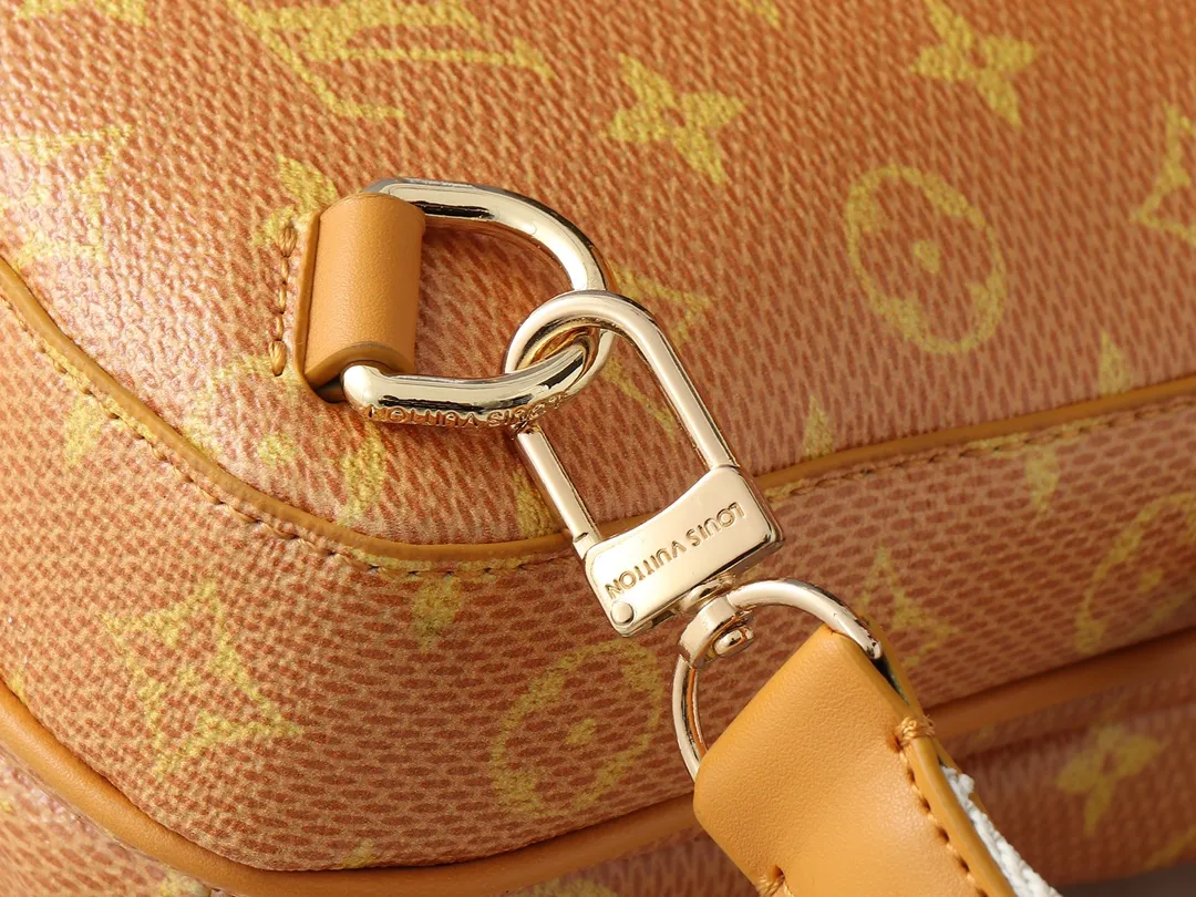 💰240💰Upgraded from the original M12869. This AVENUE shoulder bag. The Avenue shoulder bag made of Damier Graphite canvas is the perfect companion for urban life: small and fashionable, showing a casual and uninhibited attitude. "Smart" shoulder strap design, suitable for carrying on the left or right shoulder. Styling design to improve carrying comfort; double zipper opening and closing design to ensure safe placement of valuables Dimensions 20 x 31 x 10cm