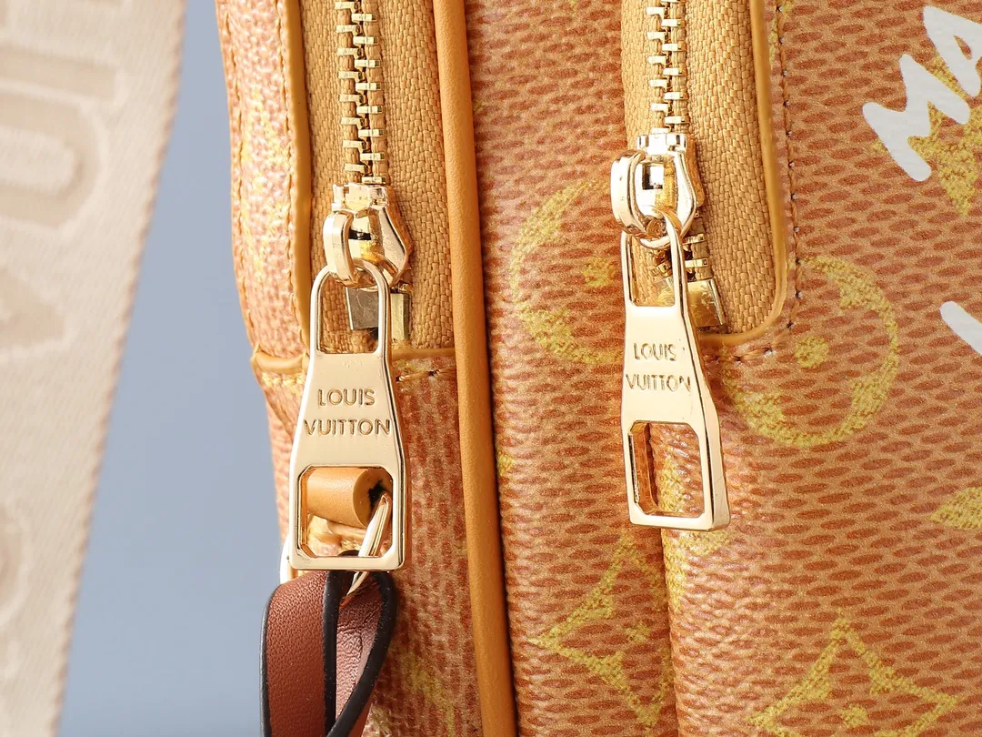 💰240💰Upgraded from the original M12869. This AVENUE shoulder bag. The Avenue shoulder bag made of Damier Graphite canvas is the perfect companion for urban life: small and fashionable, showing a casual and uninhibited attitude. "Smart" shoulder strap design, suitable for carrying on the left or right shoulder. Styling design to improve carrying comfort; double zipper opening and closing design to ensure safe placement of valuables Dimensions 20 x 31 x 10cm