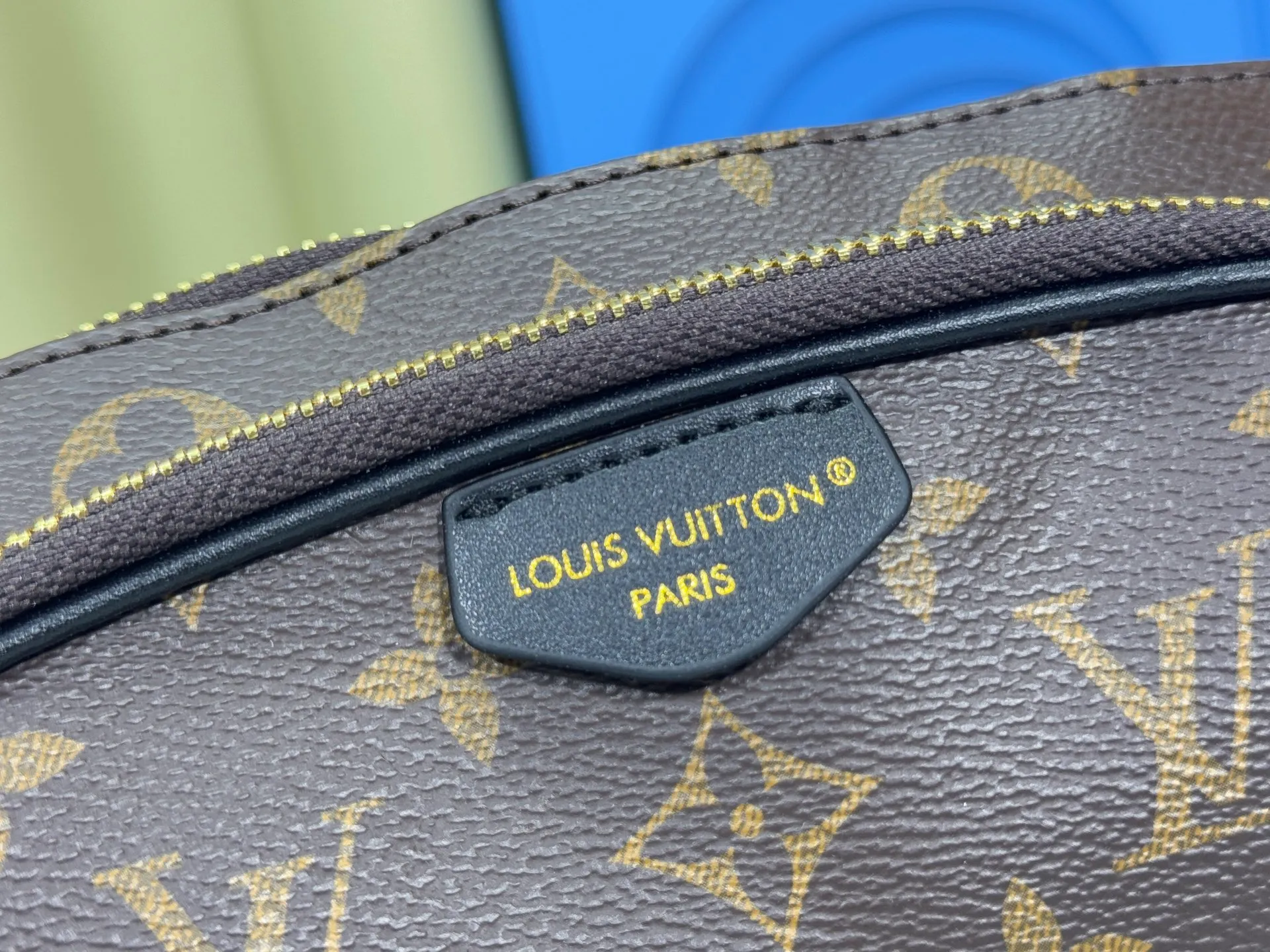 P220 upgraded original M14806 M00230 combines classic elements with new styles - checkerboard elements appear on dish-shaped waist bags and small square hand bags, which are both recognizable and fresh. Size 28-13-3