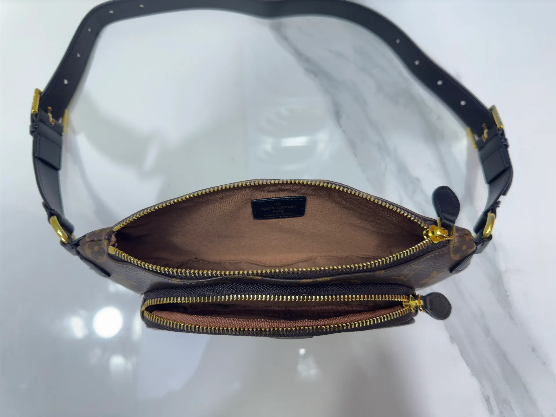 P220 upgraded original M14806 M00230 combines classic elements with new styles - checkerboard elements appear on dish-shaped waist bags and small square hand bags, which are both recognizable and fresh. Size 28-13-3