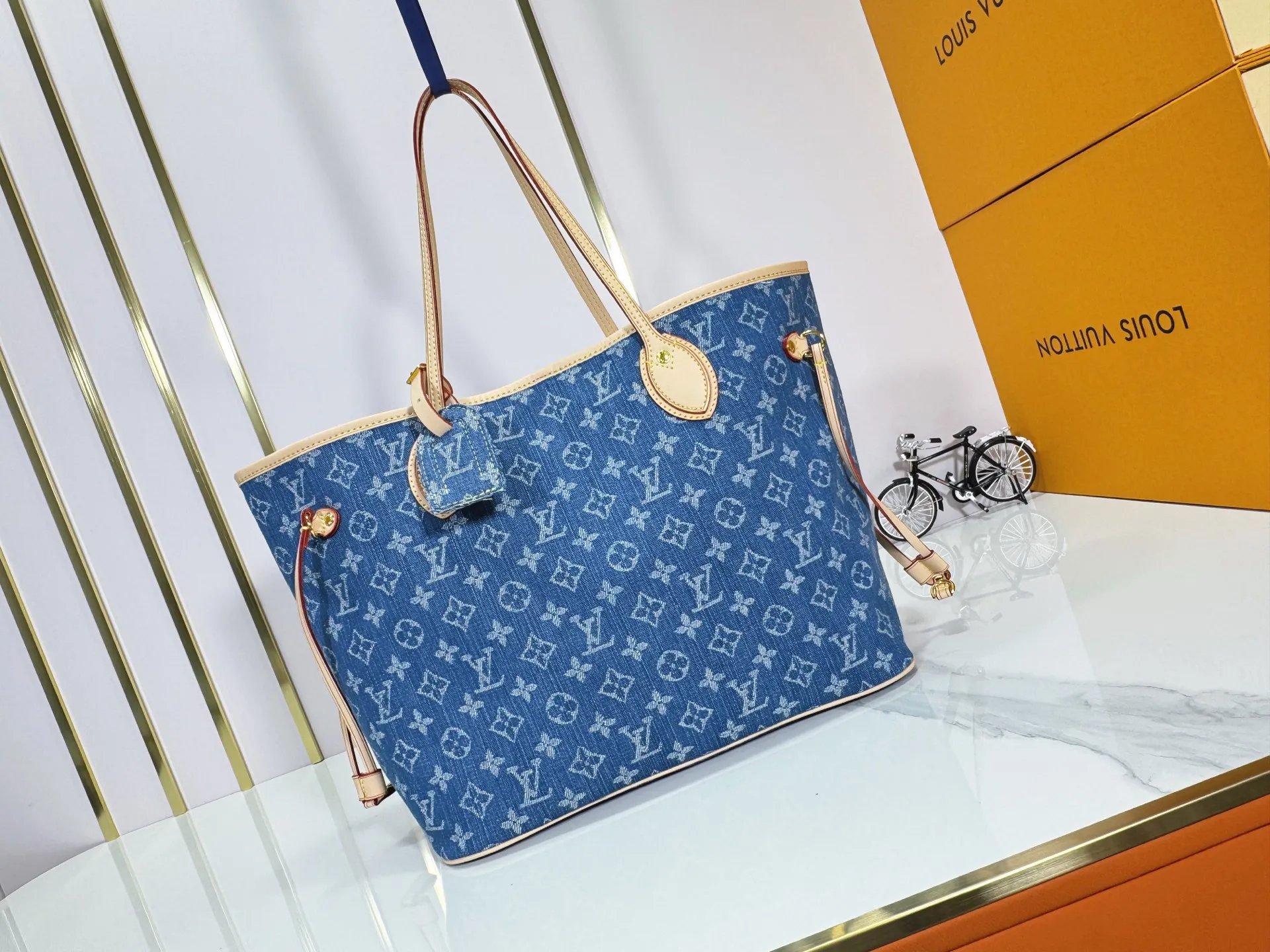 P260 M40995 M13192 Upgraded from the original version, the handbag focuses on Monogram Denim canvas. This material is made through multiple processes. The Monogram pattern is woven with cotton yarn certified by the Global Organic Textile Standard and then bleached. The finished sand-washed finish creates a chic look. The Neverfull medium bag is perfect for everyday use. This perfect handbag is extremely practical, and the laces on the bag can be tightened to make it look more sophisticated, making it a stylish urban handbag. Dimensions: 32x29x17
