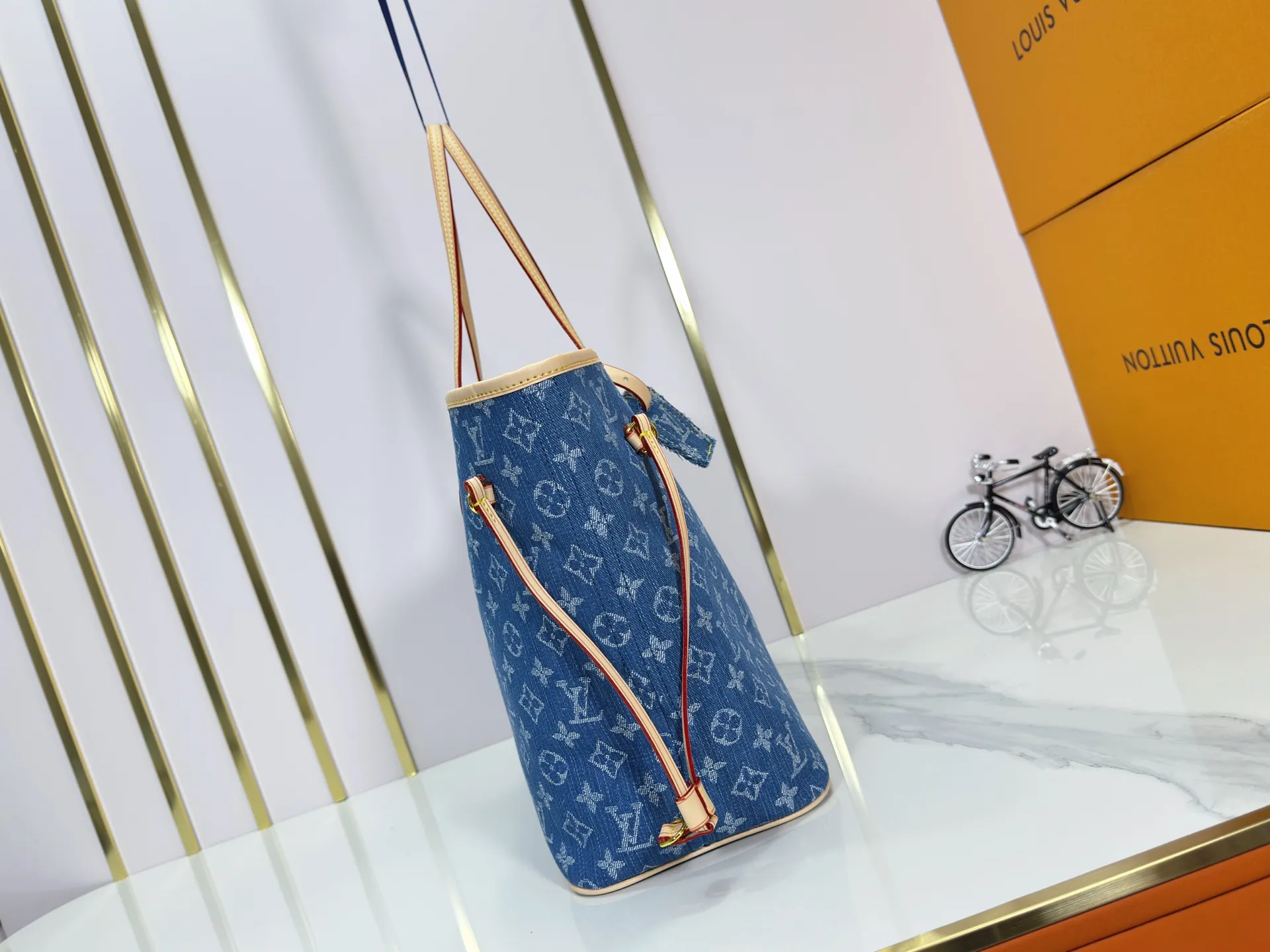 P260 M40995 M13192 Upgraded from the original version, the handbag focuses on Monogram Denim canvas. This material is made through multiple processes. The Monogram pattern is woven with cotton yarn certified by the Global Organic Textile Standard and then bleached. The finished sand-washed finish creates a chic look. The Neverfull medium bag is perfect for everyday use. This perfect handbag is extremely practical, and the laces on the bag can be tightened to make it look more sophisticated, making it a stylish urban handbag. Dimensions: 32x29x17
