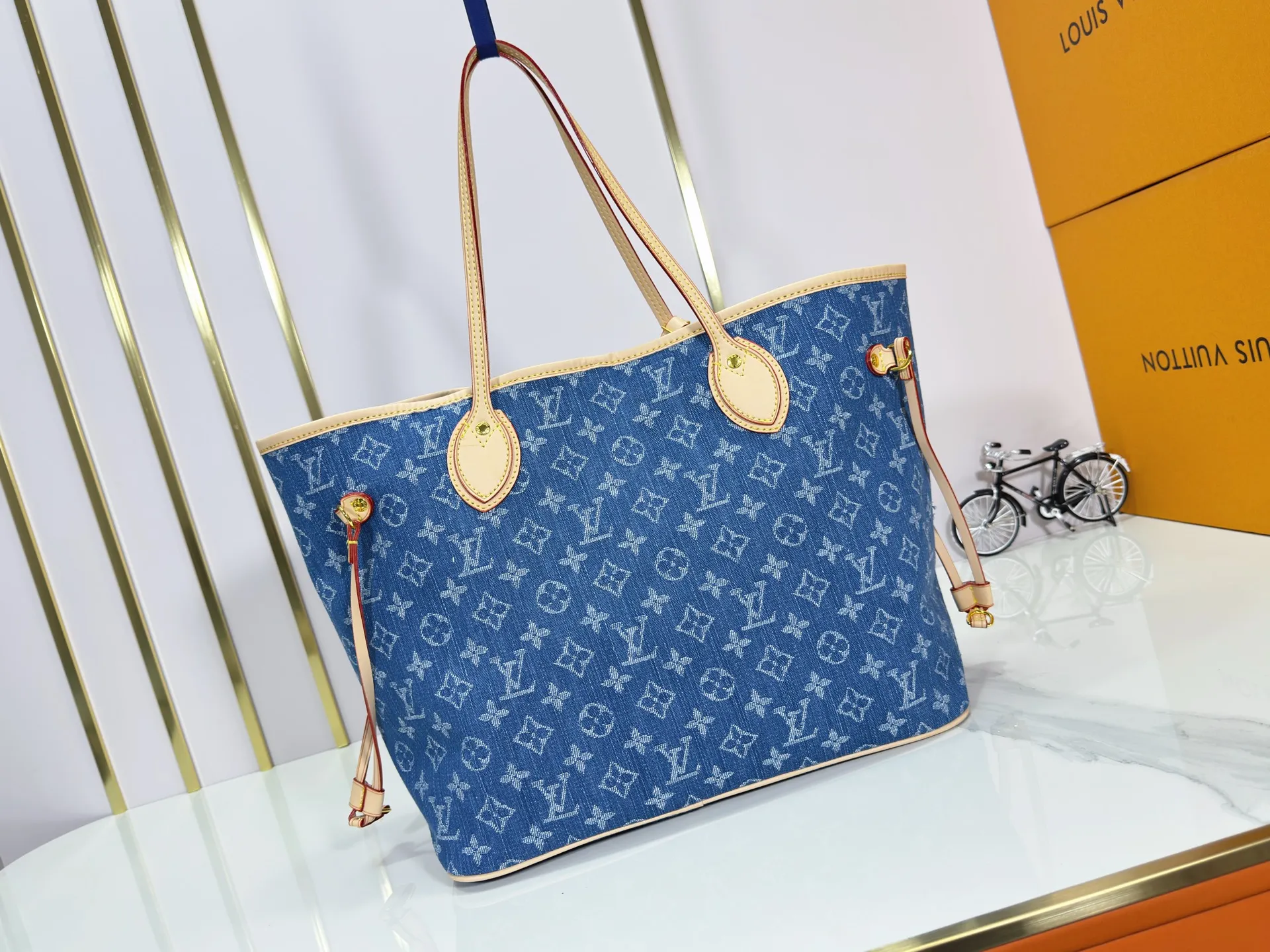 P260 M40995 M13192 Upgraded from the original version, the handbag focuses on Monogram Denim canvas. This material is made through multiple processes. The Monogram pattern is woven with cotton yarn certified by the Global Organic Textile Standard and then bleached. The finished sand-washed finish creates a chic look. The Neverfull medium bag is perfect for everyday use. This perfect handbag is extremely practical, and the laces on the bag can be tightened to make it look more sophisticated, making it a stylish urban handbag. Dimensions: 32x29x17