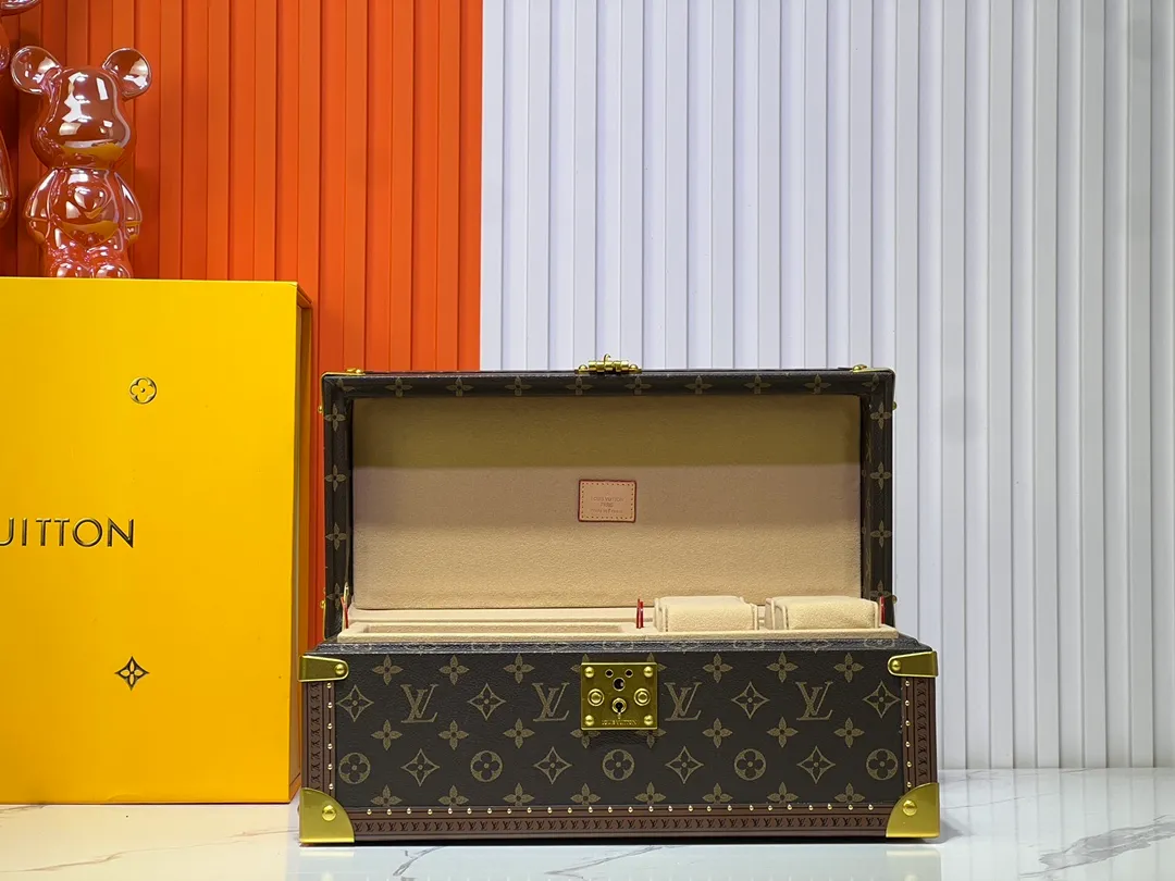 Batch 1220💰Guangzhou top original M20209 treasure box [exclusive photo, upgraded original] can hold watches and can hold jewelry. This treasure box is made of classic Monogram canvas. It is equipped with a removable tray to hide valuables.  -38.0*18.0cm✅ -Two storage layers✅ ​​-Partitioned in the middle. Can store valuables✅ -Push open the automatic pop-up lock✅ -Lined with velvet✅ -Silver metal/hardware✅ -Extreme workmanship, every detail is just right✅ -Purely handmade, every small nail is clearly in place,✅ LOUIS VUITTON hard box is like a treasure box that travels through history. Its sturdiness is a symbol of Louis Vuitton's traditional exquisite craftsmanship✅