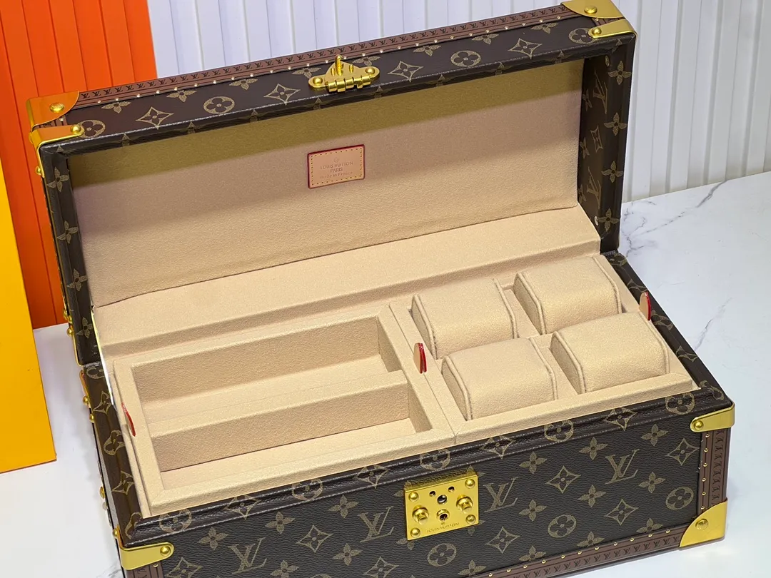 Batch 1220💰Guangzhou top original M20209 treasure box [exclusive photo, upgraded original] can hold watches and can hold jewelry. This treasure box is made of classic Monogram canvas. It is equipped with a removable tray to hide valuables.  -38.0*18.0cm✅ -Two storage layers✅ ​​-Partitioned in the middle. Can store valuables✅ -Push open the automatic pop-up lock✅ -Lined with velvet✅ -Silver metal/hardware✅ -Extreme workmanship, every detail is just right✅ -Purely handmade, every small nail is clearly in place,✅ LOUIS VUITTON hard box is like a treasure box that travels through history. Its sturdiness is a symbol of Louis Vuitton's traditional exquisite craftsmanship✅