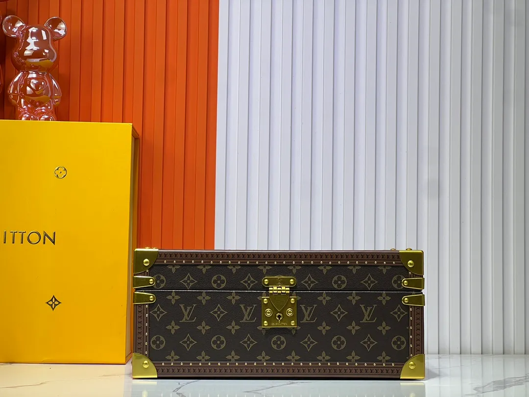 Batch 1220💰Guangzhou top original M20209 treasure box [exclusive photo, upgraded original] can hold watches and can hold jewelry. This treasure box is made of classic Monogram canvas. It is equipped with a removable tray to hide valuables.  -38.0*18.0cm✅ -Two storage layers✅ ​​-Partitioned in the middle. Can store valuables✅ -Push open the automatic pop-up lock✅ -Lined with velvet✅ -Silver metal/hardware✅ -Extreme workmanship, every detail is just right✅ -Purely handmade, every small nail is clearly in place,✅ LOUIS VUITTON hard box is like a treasure box that travels through history. Its sturdiness is a symbol of Louis Vuitton's traditional exquisite craftsmanship✅