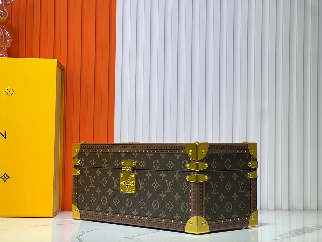 Batch 1220💰Guangzhou top original M20209 treasure box [exclusive photo, upgraded original] can hold watches and can hold jewelry. This treasure box is made of classic Monogram canvas. It is equipped with a removable tray to hide valuables.  -38.0*18.0cm✅ -Two storage layers✅ ​​-Partitioned in the middle. Can store valuables✅ -Push open the automatic pop-up lock✅ -Lined with velvet✅ -Silver metal/hardware✅ -Extreme workmanship, every detail is just right✅ -Purely handmade, every small nail is clearly in place,✅ LOUIS VUITTON hard box is like a treasure box that travels through history. Its sturdiness is a symbol of Louis Vuitton's traditional exquisite craftsmanship✅