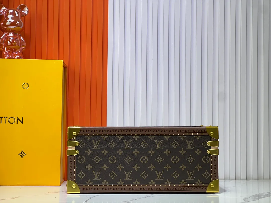 Batch 1220💰Guangzhou top original M20209 treasure box [exclusive photo, upgraded original] can hold watches and can hold jewelry. This treasure box is made of classic Monogram canvas. It is equipped with a removable tray to hide valuables.  -38.0*18.0cm✅ -Two storage layers✅ ​​-Partitioned in the middle. Can store valuables✅ -Push open the automatic pop-up lock✅ -Lined with velvet✅ -Silver metal/hardware✅ -Extreme workmanship, every detail is just right✅ -Purely handmade, every small nail is clearly in place,✅ LOUIS VUITTON hard box is like a treasure box that travels through history. Its sturdiness is a symbol of Louis Vuitton's traditional exquisite craftsmanship✅