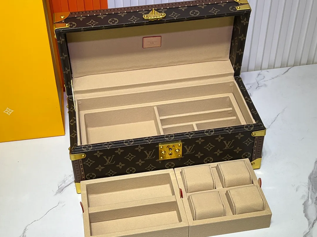 Batch 1220💰Guangzhou top original M20209 treasure box [exclusive photo, upgraded original] can hold watches and can hold jewelry. This treasure box is made of classic Monogram canvas. It is equipped with a removable tray to hide valuables.  -38.0*18.0cm✅ -Two storage layers✅ ​​-Partitioned in the middle. Can store valuables✅ -Push open the automatic pop-up lock✅ -Lined with velvet✅ -Silver metal/hardware✅ -Extreme workmanship, every detail is just right✅ -Purely handmade, every small nail is clearly in place,✅ LOUIS VUITTON hard box is like a treasure box that travels through history. Its sturdiness is a symbol of Louis Vuitton's traditional exquisite craftsmanship✅