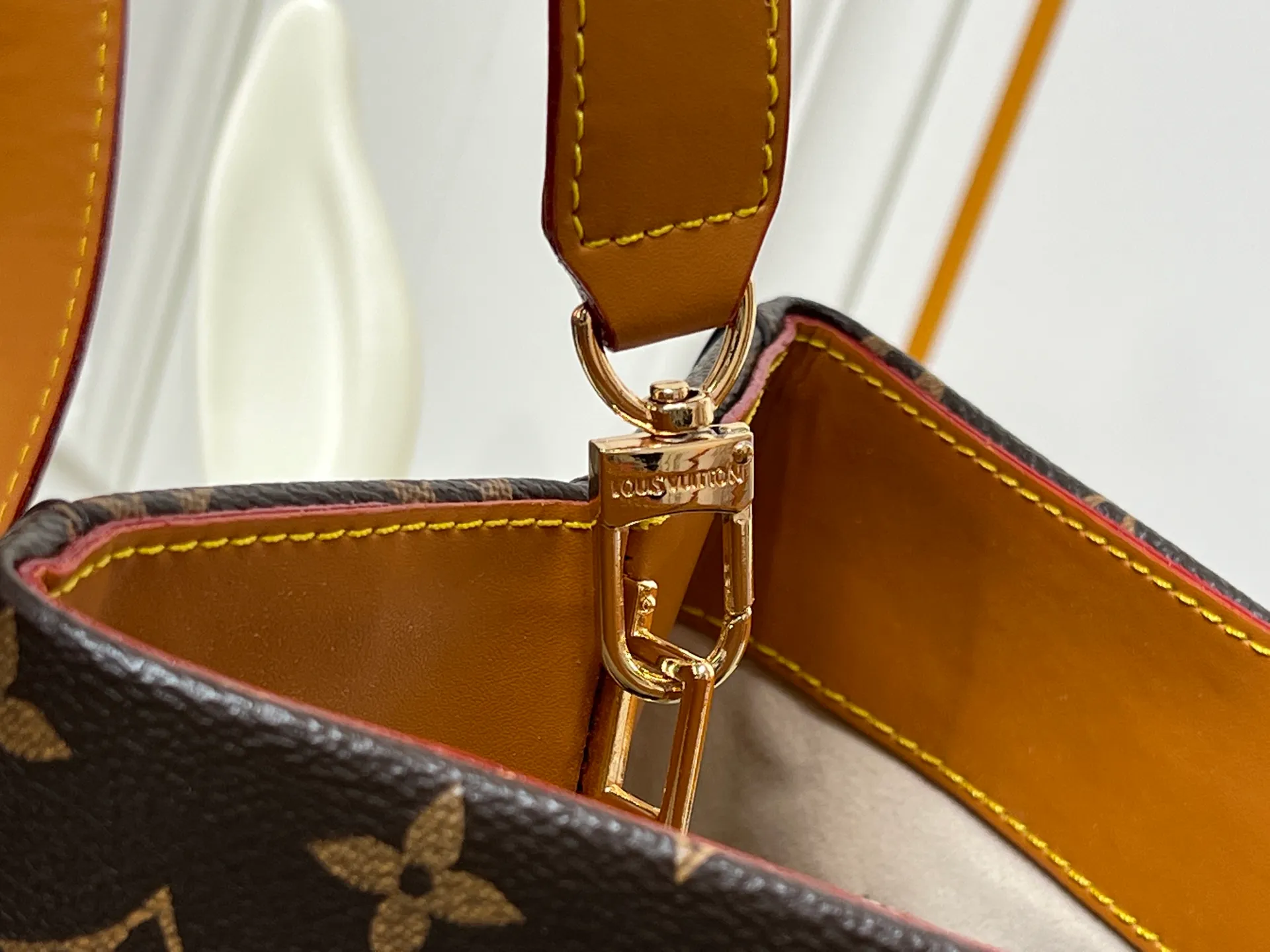 Batch 320💰M24457 Black Orange Blue Green Gray Presbyopia Plaid Black Crocodile Orange Crocodile Pattern 9 Colors ✔️ This Shopper medium handbag draws inspiration from Louis Vuitton shopping bags, with the words Louis Vuitton and Maison Fondée En 1854 written on soft cow leather, with a top handle and a detachable shoulder strap. Size: 40x32x16cm
