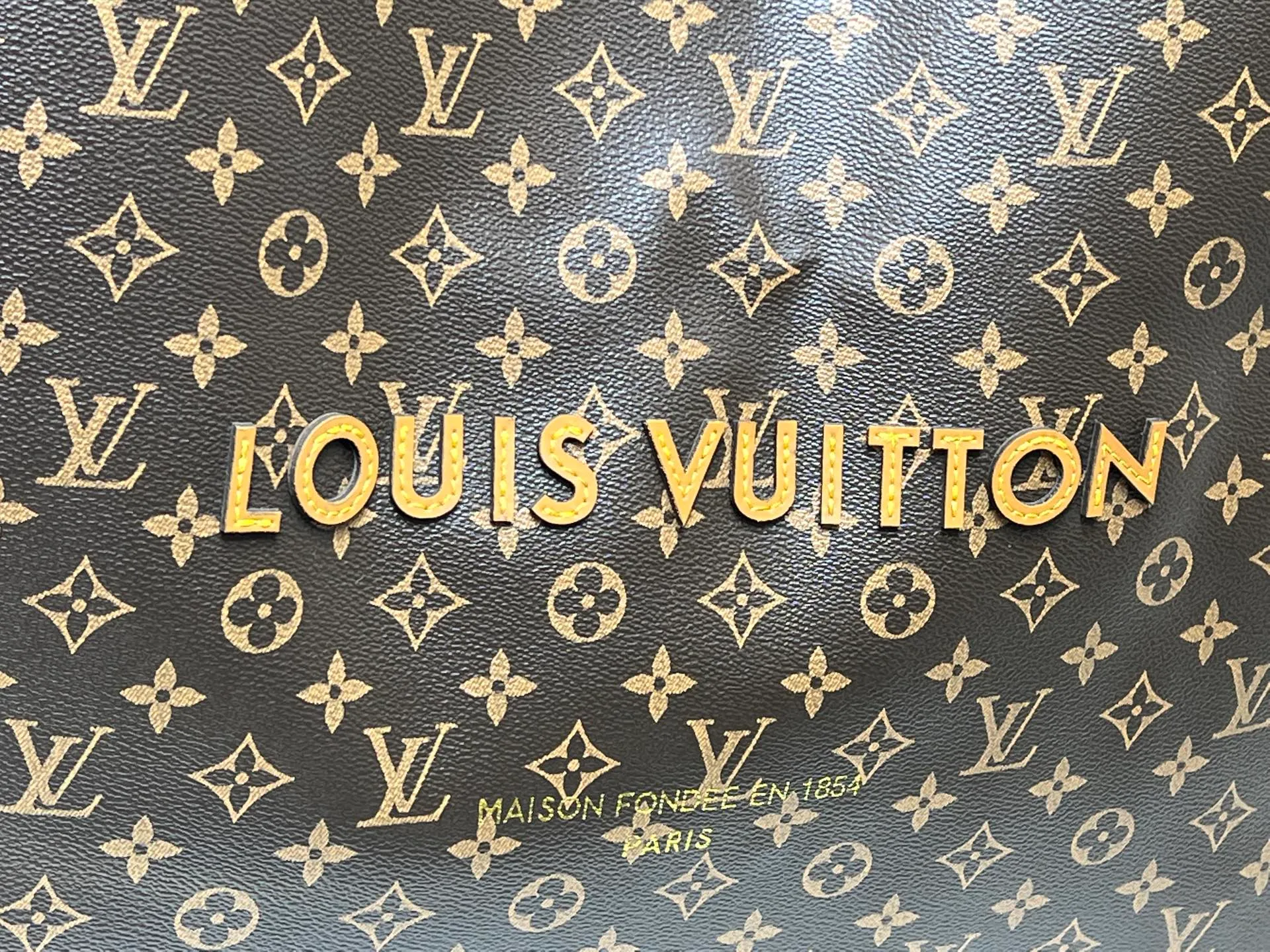 Batch 320💰M24457 Black Orange Blue Green Gray Presbyopia Plaid Black Crocodile Orange Crocodile Pattern 9 Colors ✔️ This Shopper medium handbag draws inspiration from Louis Vuitton shopping bags, with the words Louis Vuitton and Maison Fondée En 1854 written on soft cow leather, with a top handle and a detachable shoulder strap. Size: 40x32x16cm