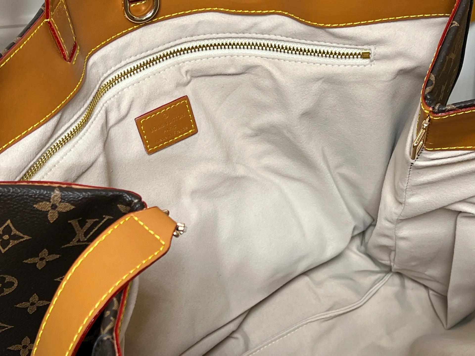 Batch 320💰M24457 Black Orange Blue Green Gray Presbyopia Plaid Black Crocodile Orange Crocodile Pattern 9 Colors ✔️ This Shopper medium handbag draws inspiration from Louis Vuitton shopping bags, with the words Louis Vuitton and Maison Fondée En 1854 written on soft cow leather, with a top handle and a detachable shoulder strap. Size: 40x32x16cm