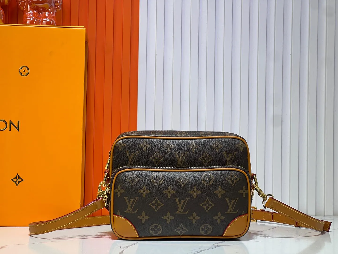 Batch 300💰 M14016 Second-hand series crossbody bag Louis retro crossbody bag, antique! A classic in Monogram canvas! Showing natural elegance. Carry it casually across the body for a more fashionable appeal. This exquisite presbyopic cross-body shoulder bag measures 22x16.5x8.