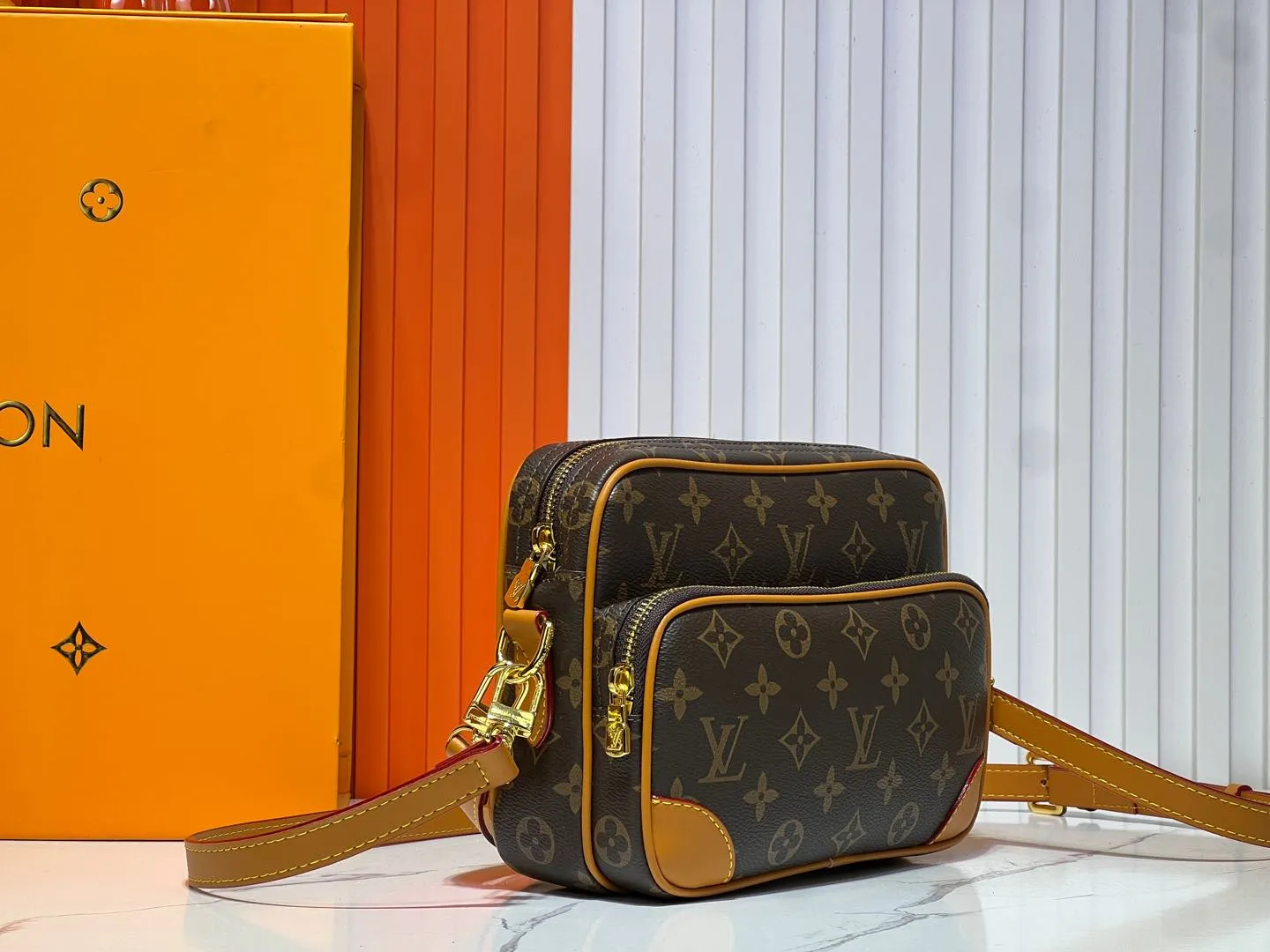 Batch 300💰 M14016 Second-hand series crossbody bag Louis retro crossbody bag, antique! A classic in Monogram canvas! Showing natural elegance. Carry it casually across the body for a more fashionable appeal. This exquisite presbyopic cross-body shoulder bag measures 22x16.5x8.