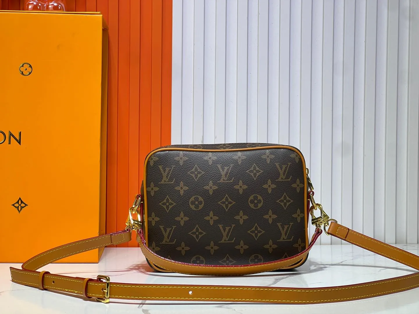 Batch 300💰 M14016 Second-hand series crossbody bag Louis retro crossbody bag, antique! A classic in Monogram canvas! Showing natural elegance. Carry it casually across the body for a more fashionable appeal. This exquisite presbyopic cross-body shoulder bag measures 22x16.5x8.