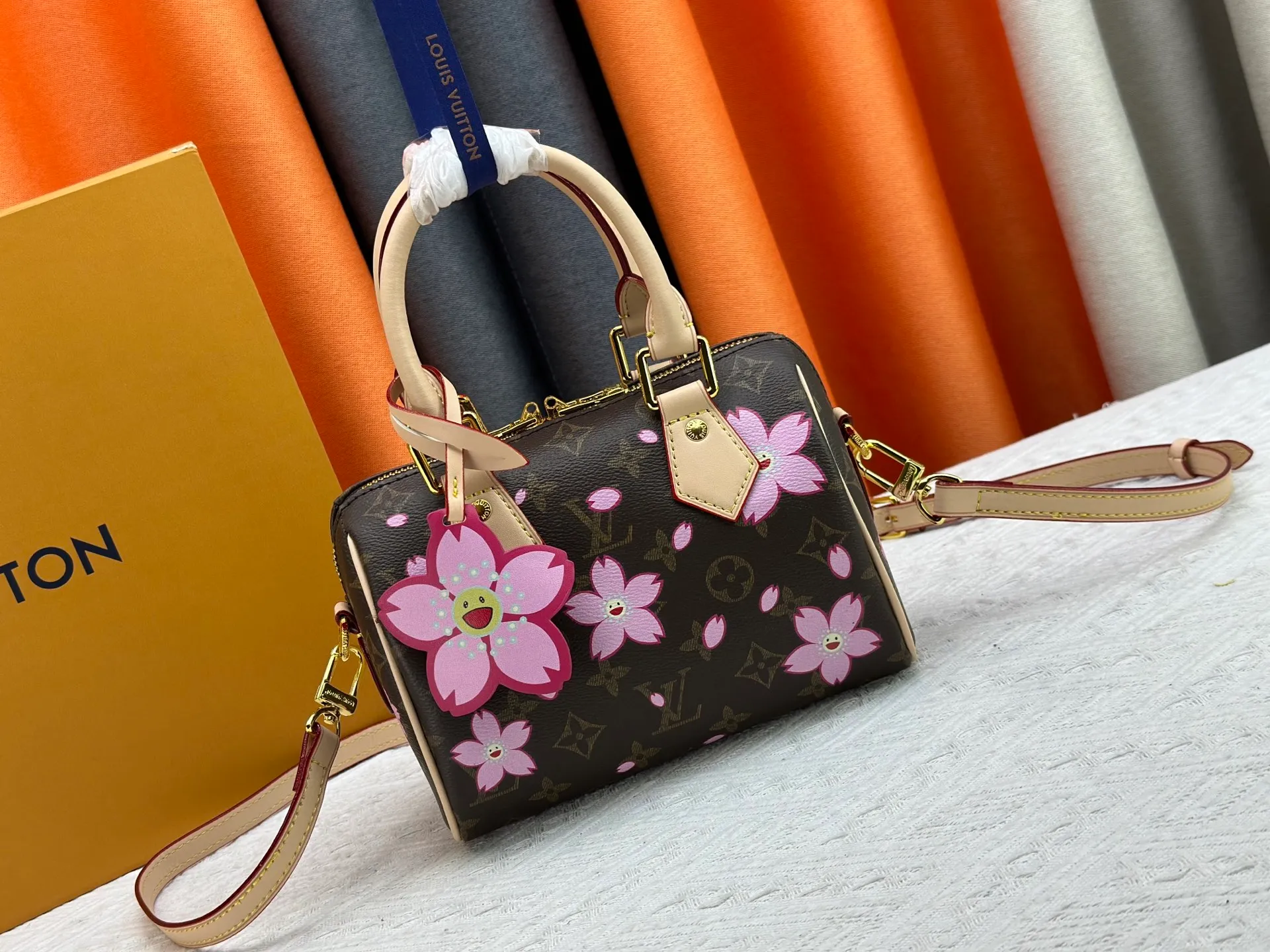 P240 Upgraded original M13805 M13257 M40390 M46234 lv Murakami Takashi co-branded cherry blossom 🌸NANOSPEEDY handbag This Nano Speedy handbag combines Monogram canvas and cow leather trim printing, with 33 colorful colors to interpret white tricolor and black tricolor. It has been launched in twelve pieces and is very popular around the world and is loved by celebrities and celebrities. 20 x 13 x 12 cm