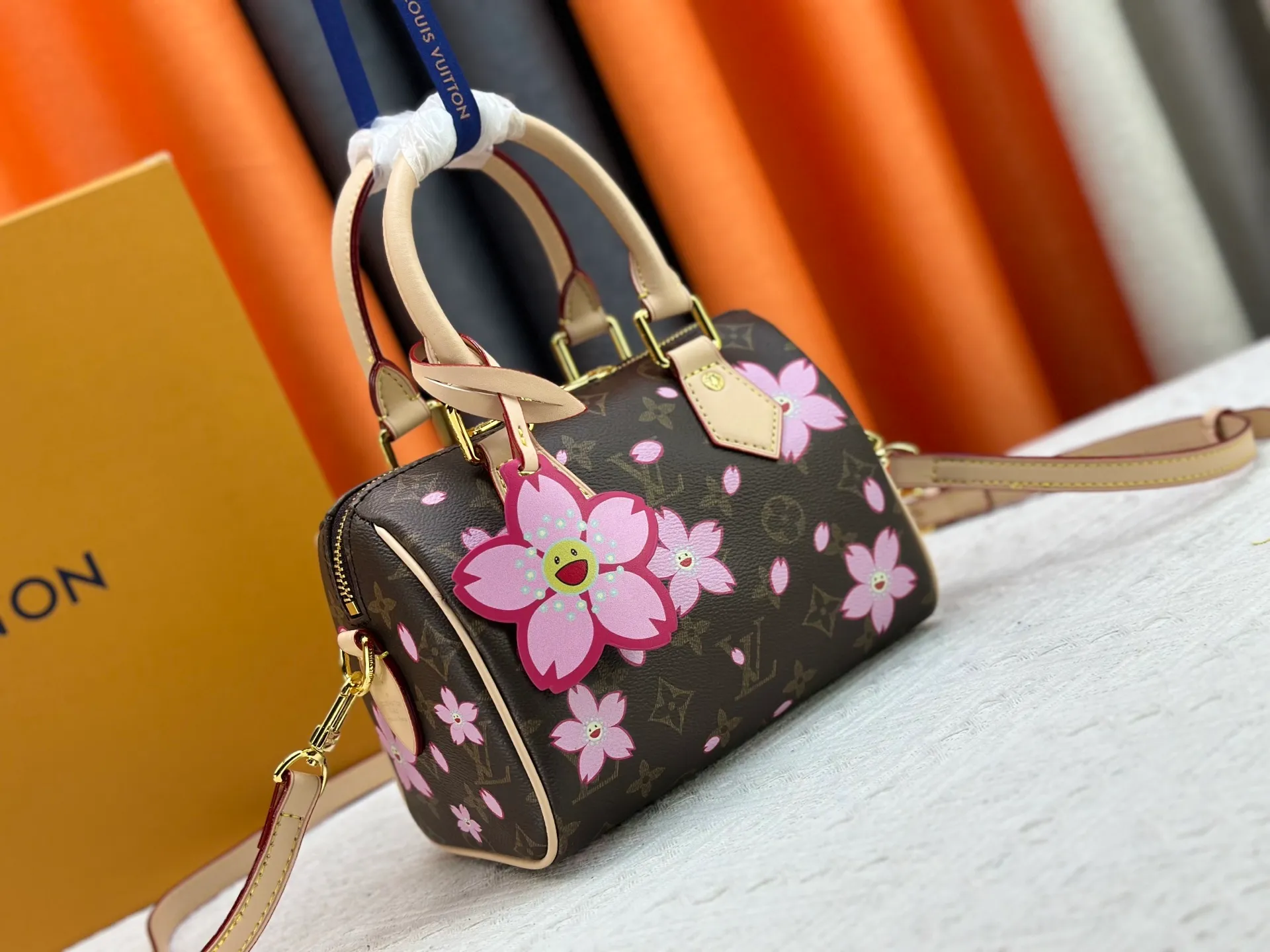 P240 Upgraded original M13805 M13257 M40390 M46234 lv Murakami Takashi co-branded cherry blossom 🌸NANOSPEEDY handbag This Nano Speedy handbag combines Monogram canvas and cow leather trim printing, with 33 colorful colors to interpret white tricolor and black tricolor. It has been launched in twelve pieces and is very popular around the world and is loved by celebrities and celebrities. 20 x 13 x 12 cm