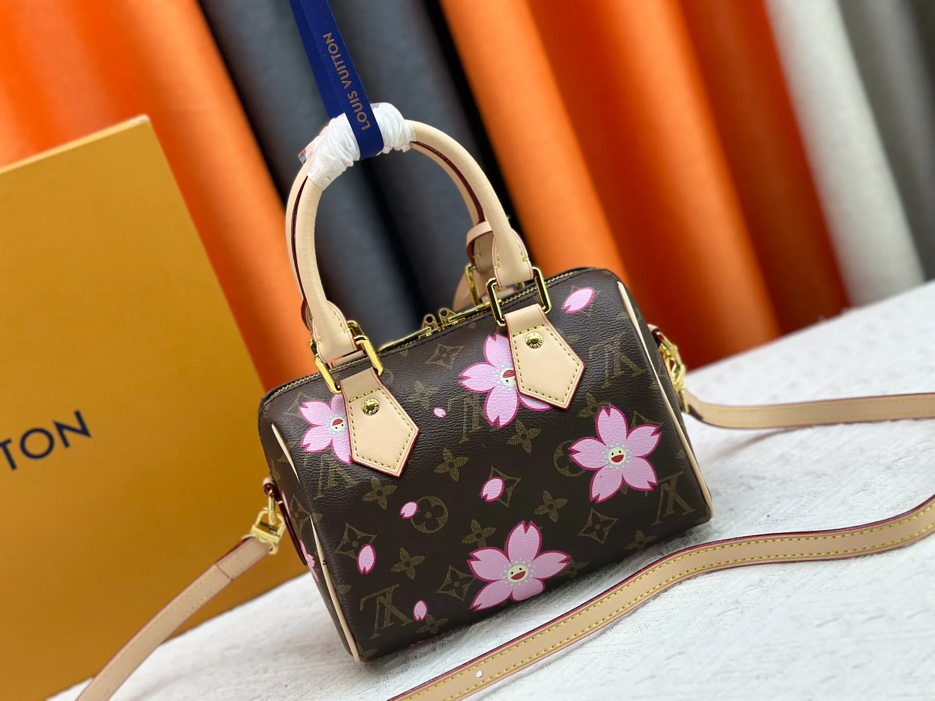 P240 Upgraded original M13805 M13257 M40390 M46234 lv Murakami Takashi co-branded cherry blossom 🌸NANOSPEEDY handbag This Nano Speedy handbag combines Monogram canvas and cow leather trim printing, with 33 colorful colors to interpret white tricolor and black tricolor. It has been launched in twelve pieces and is very popular around the world and is loved by celebrities and celebrities. 20 x 13 x 12 cm