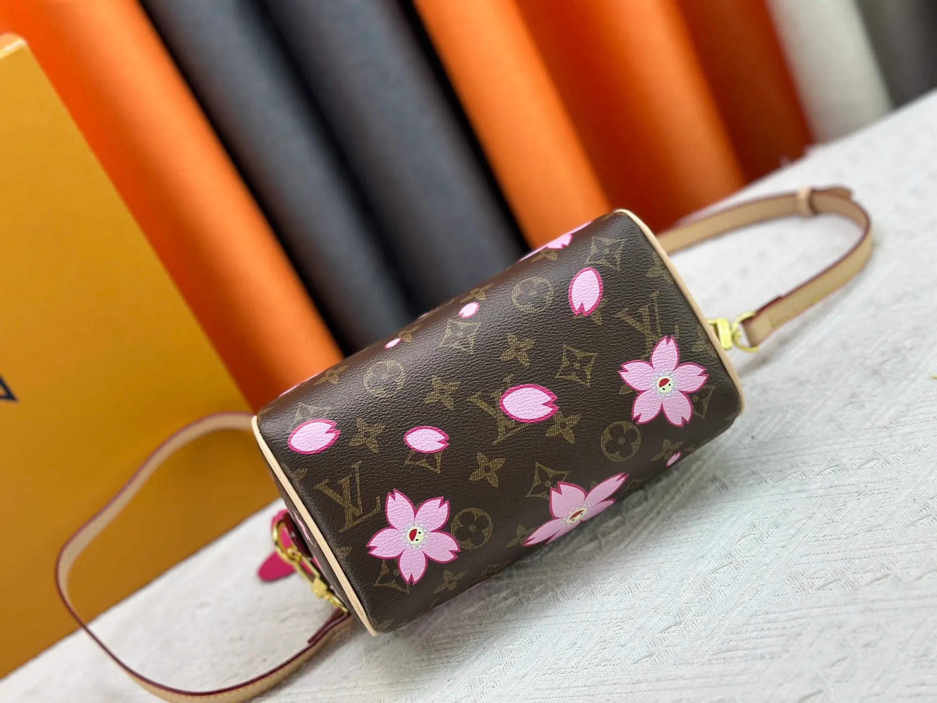 P240 Upgraded original M13805 M13257 M40390 M46234 lv Murakami Takashi co-branded cherry blossom 🌸NANOSPEEDY handbag This Nano Speedy handbag combines Monogram canvas and cow leather trim printing, with 33 colorful colors to interpret white tricolor and black tricolor. It has been launched in twelve pieces and is very popular around the world and is loved by celebrities and celebrities. 20 x 13 x 12 cm