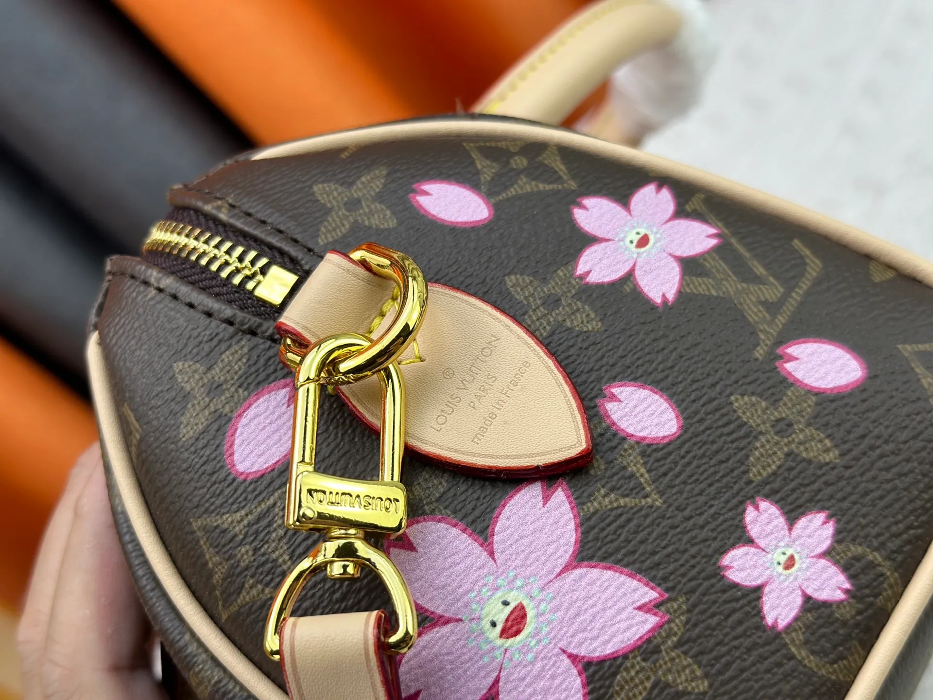 P240 Upgraded original M13805 M13257 M40390 M46234 lv Murakami Takashi co-branded cherry blossom 🌸NANOSPEEDY handbag This Nano Speedy handbag combines Monogram canvas and cow leather trim printing, with 33 colorful colors to interpret white tricolor and black tricolor. It has been launched in twelve pieces and is very popular around the world and is loved by celebrities and celebrities. 20 x 13 x 12 cm
