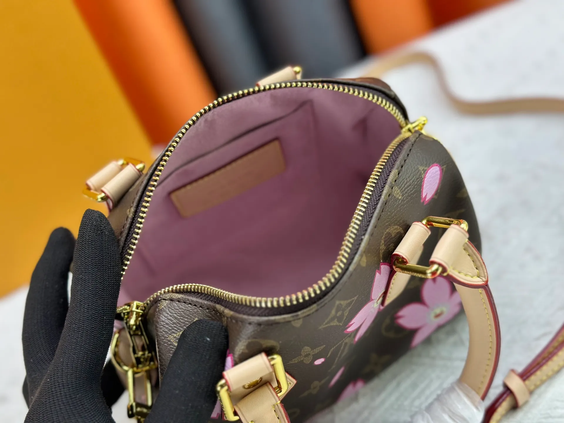P240 Upgraded original M13805 M13257 M40390 M46234 lv Murakami Takashi co-branded cherry blossom 🌸NANOSPEEDY handbag This Nano Speedy handbag combines Monogram canvas and cow leather trim printing, with 33 colorful colors to interpret white tricolor and black tricolor. It has been launched in twelve pieces and is very popular around the world and is loved by celebrities and celebrities. 20 x 13 x 12 cm