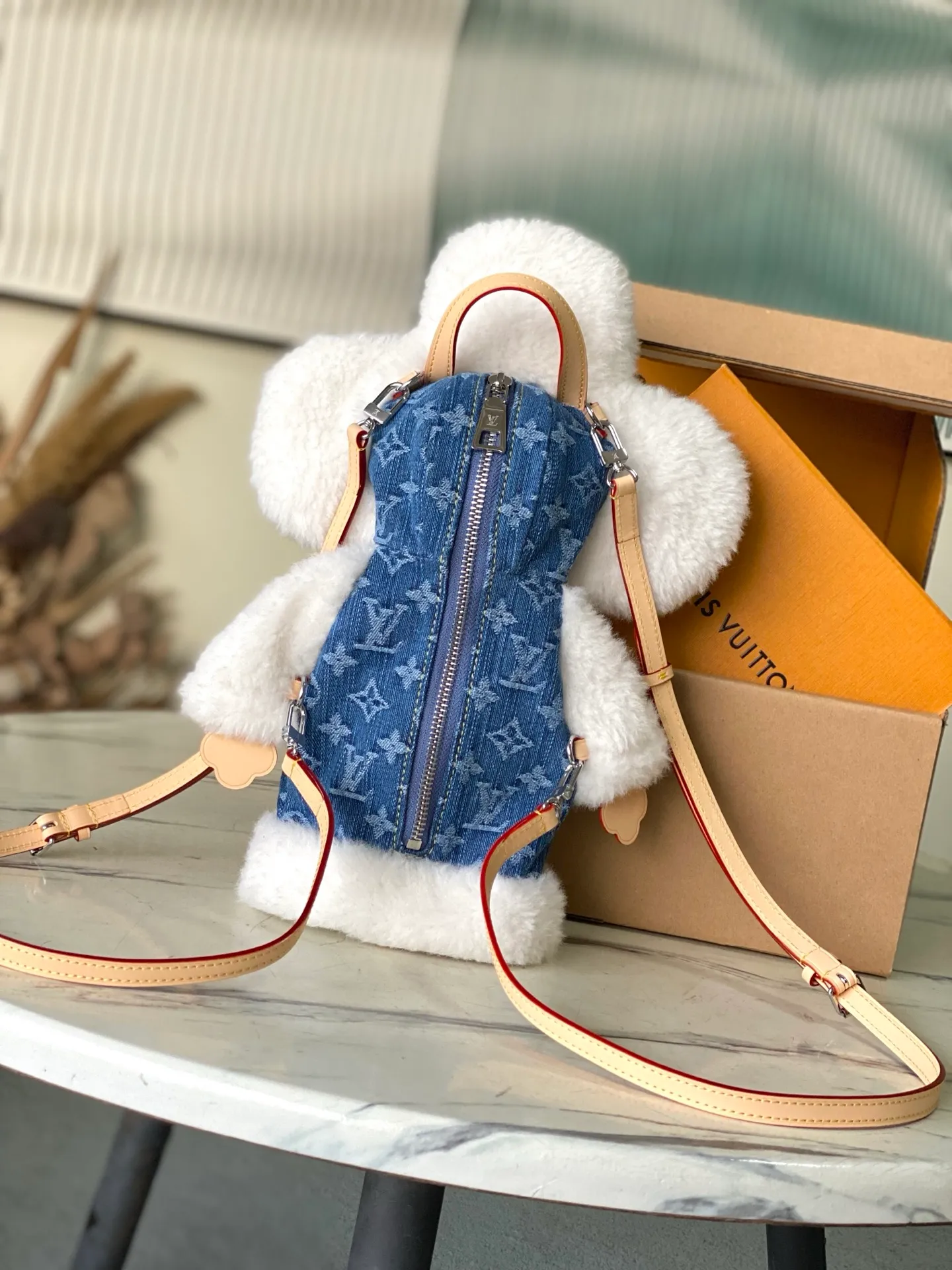 💰1540 Top Original M26786 This Vivienne backpack is made with hours of craftsmanship, rendering Washed Jeans tones for shearling and denim, and then dressing the brand mascot in futuristic seasonal outfits. Highlighting the fun side of the LVSki series. It's just the right size to store daily necessities, and can be carried comfortably using the top handle. A charming addition to any accessory collection. Dimensions: 13 × 28 × 7 cm