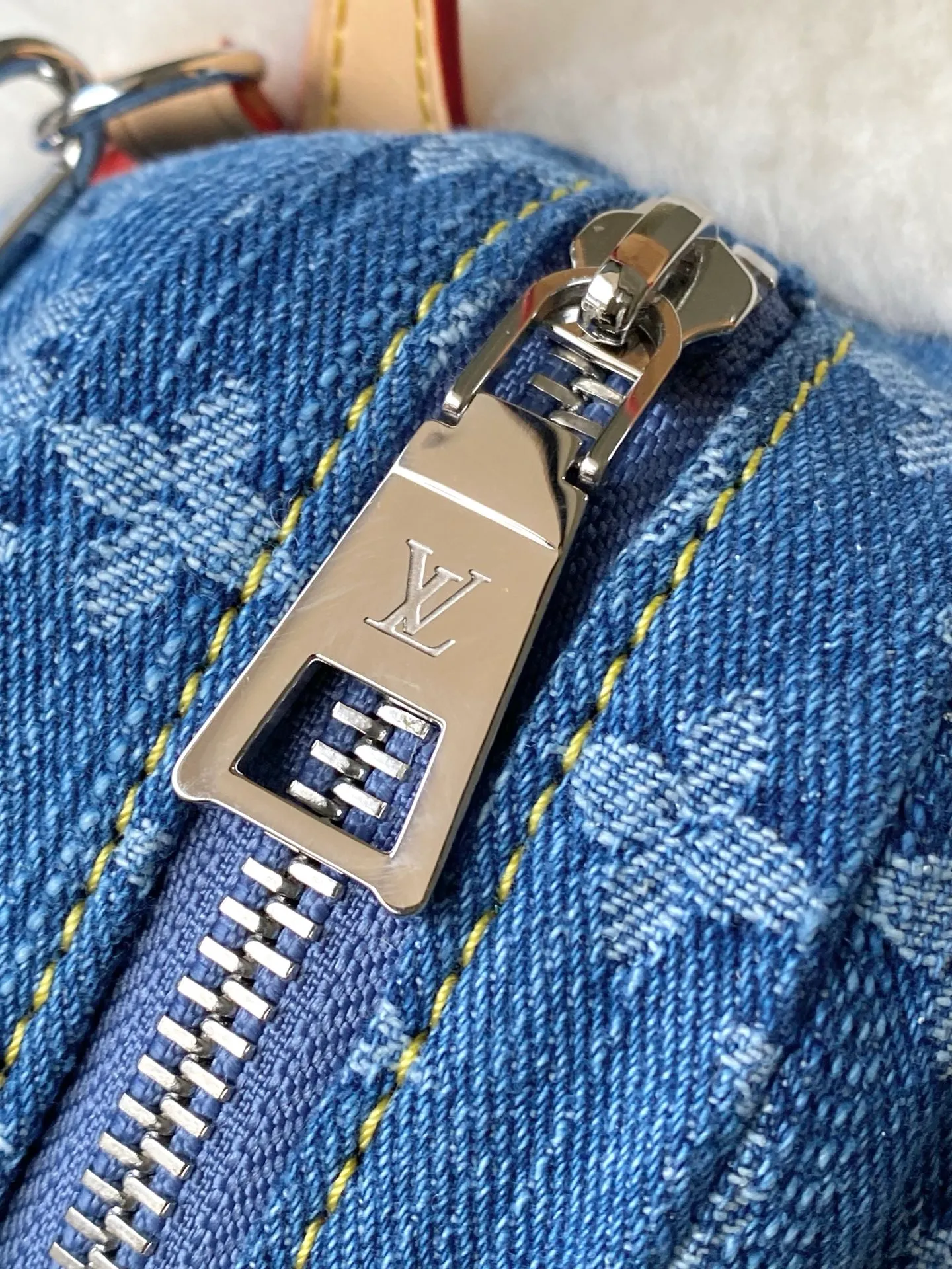 💰1540 Top Original M26786 This Vivienne backpack is made with hours of craftsmanship, rendering Washed Jeans tones for shearling and denim, and then dressing the brand mascot in futuristic seasonal outfits. Highlighting the fun side of the LVSki series. It's just the right size to store daily necessities, and can be carried comfortably using the top handle. A charming addition to any accessory collection. Dimensions: 13 × 28 × 7 cm