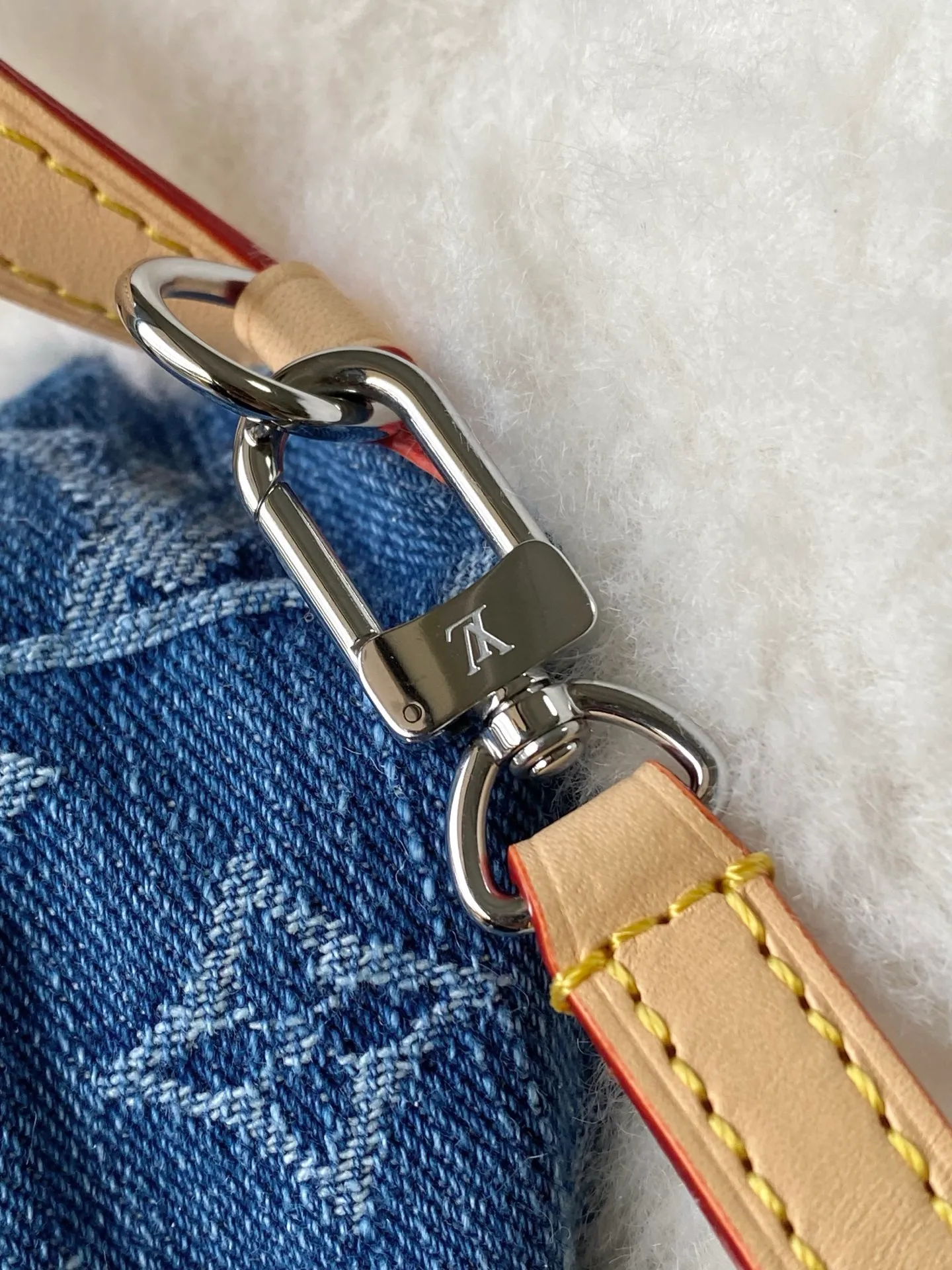 💰1540 Top Original M26786 This Vivienne backpack is made with hours of craftsmanship, rendering Washed Jeans tones for shearling and denim, and then dressing the brand mascot in futuristic seasonal outfits. Highlighting the fun side of the LVSki series. It's just the right size to store daily necessities, and can be carried comfortably using the top handle. A charming addition to any accessory collection. Dimensions: 13 × 28 × 7 cm