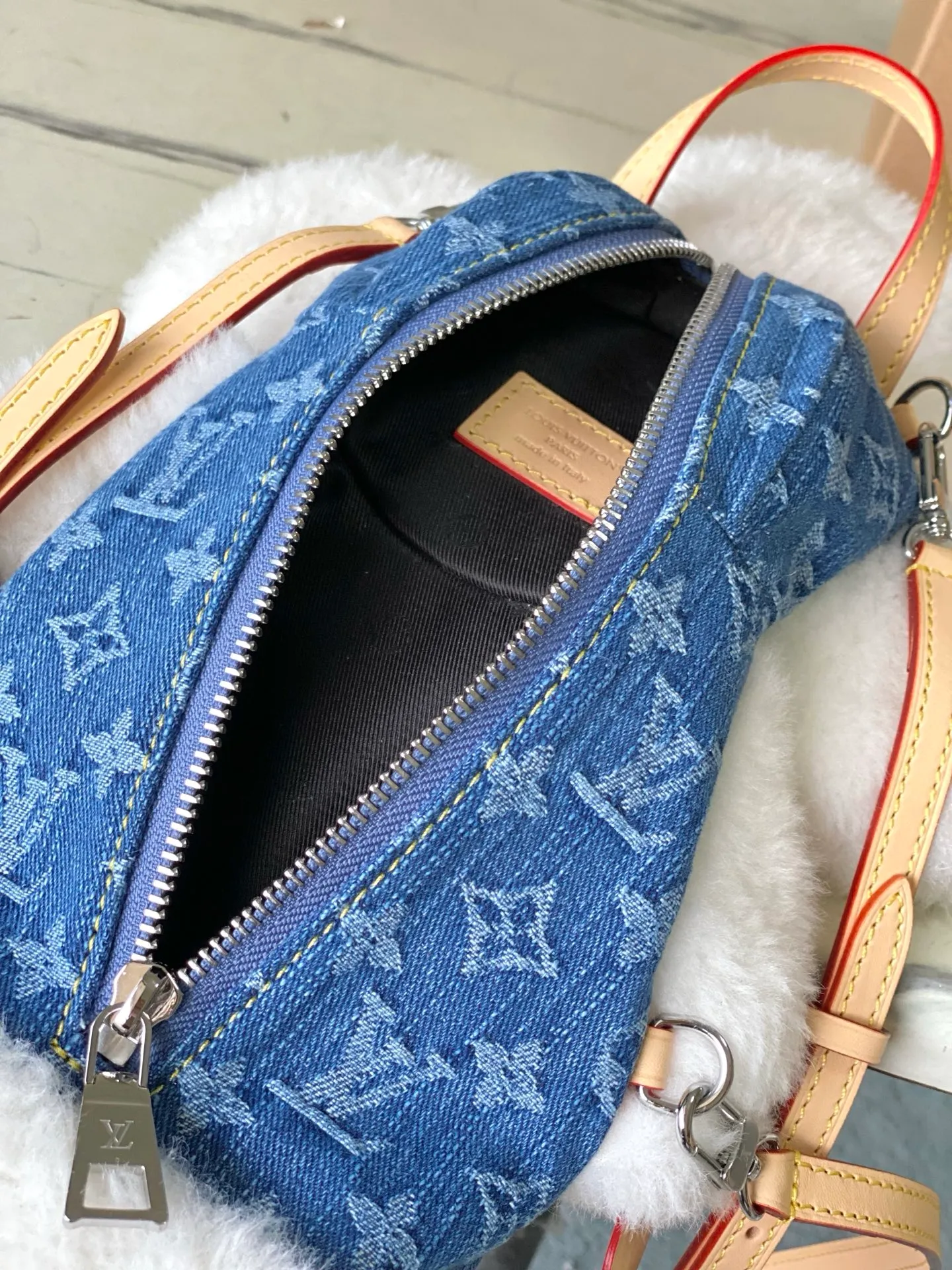 💰1540 Top Original M26786 This Vivienne backpack is made with hours of craftsmanship, rendering Washed Jeans tones for shearling and denim, and then dressing the brand mascot in futuristic seasonal outfits. Highlighting the fun side of the LVSki series. It's just the right size to store daily necessities, and can be carried comfortably using the top handle. A charming addition to any accessory collection. Dimensions: 13 × 28 × 7 cm