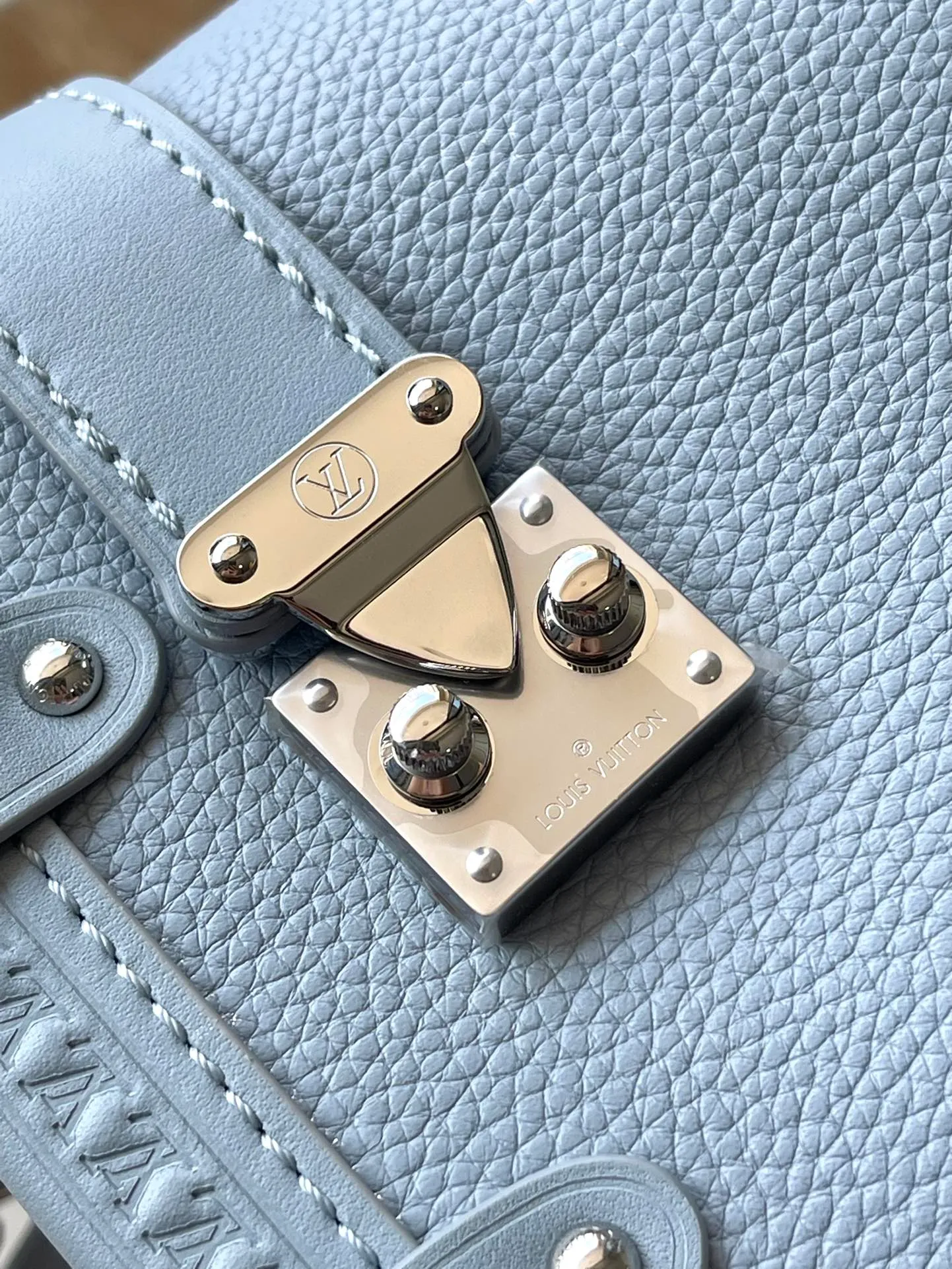 💰1360 (top layer leather) top original order M25067 blue. Support counter inspection. Photos taken of duty-free goods are consistent with the product without unpacking. This product is an exclusive duty-free product in the market and is the highest-end product. Inspection is supported. This product has passed strict inspection and is flawless. Please wear gloves when touching the product. This product is not returnable or exchangeable. Please confirm the product first and then remove the label on the handle. This product is temporarily not open to the public, only regular customers, and is in short supply. Dimensions: 12.5 x 18 x 8 cm