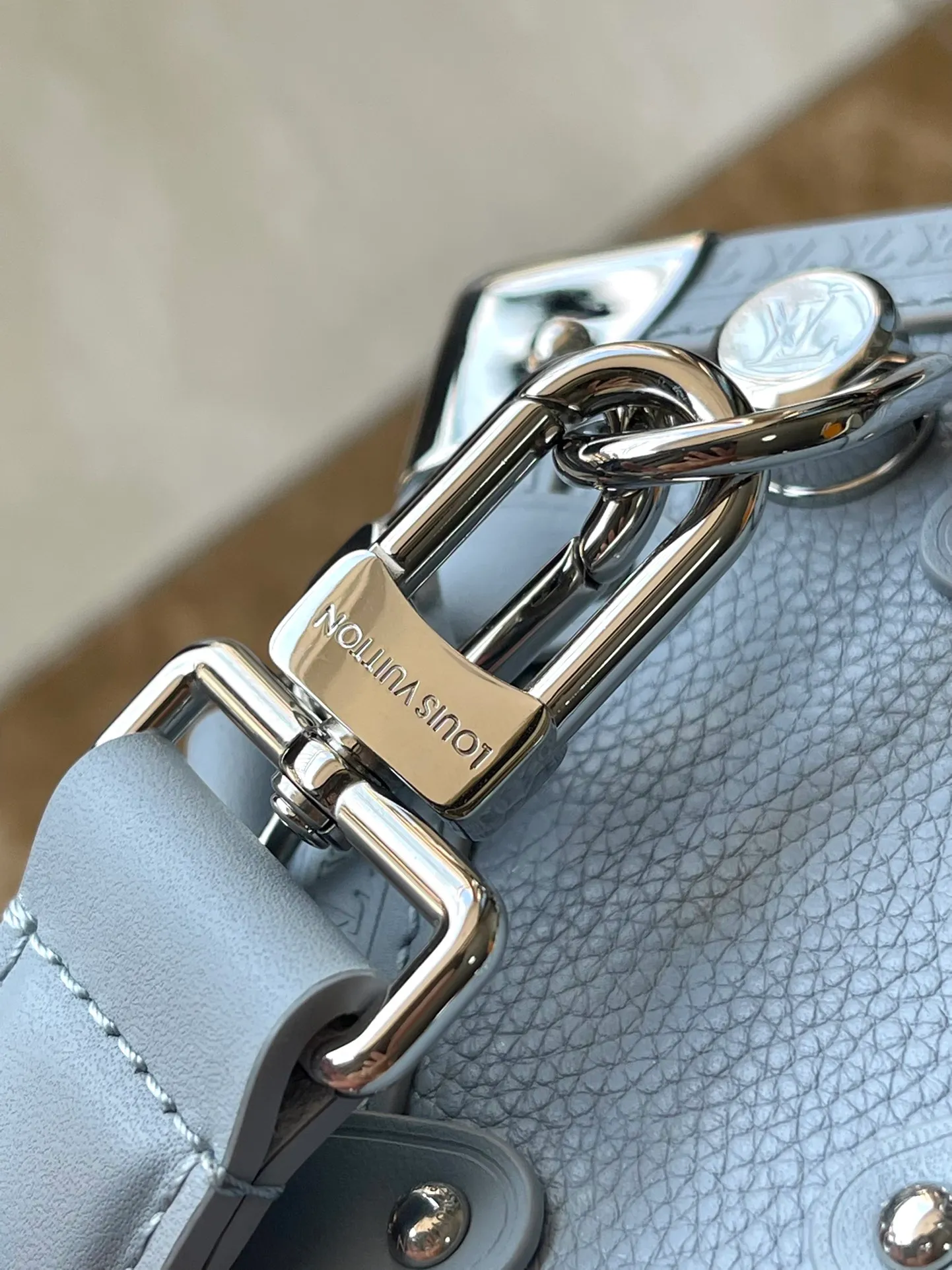 💰1360 (top layer leather) top original order M25067 blue. Support counter inspection. Photos taken of duty-free goods are consistent with the product without unpacking. This product is an exclusive duty-free product in the market and is the highest-end product. Inspection is supported. This product has passed strict inspection and is flawless. Please wear gloves when touching the product. This product is not returnable or exchangeable. Please confirm the product first and then remove the label on the handle. This product is temporarily not open to the public, only regular customers, and is in short supply. Dimensions: 12.5 x 18 x 8 cm